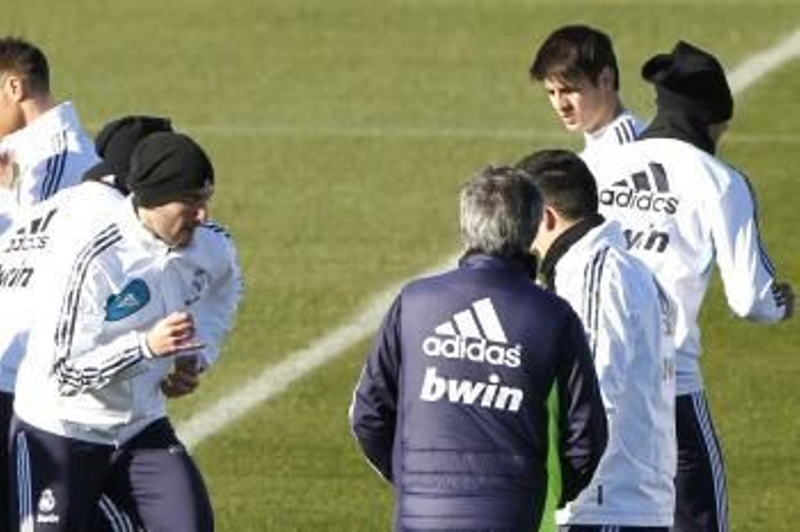 El entrenador portugués del Real Madrid, José Mourinho (c, de espaldas), durante el entrenamiento de su equipo hoy en la Ciudad Deportiva de Valdebebas.