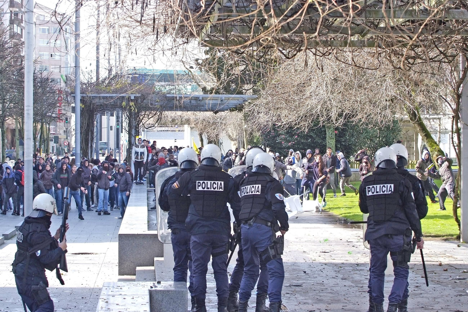 Imagen del momento más crítico de la manifestación junto al edificio de la Xunta, en febrero de 2014.