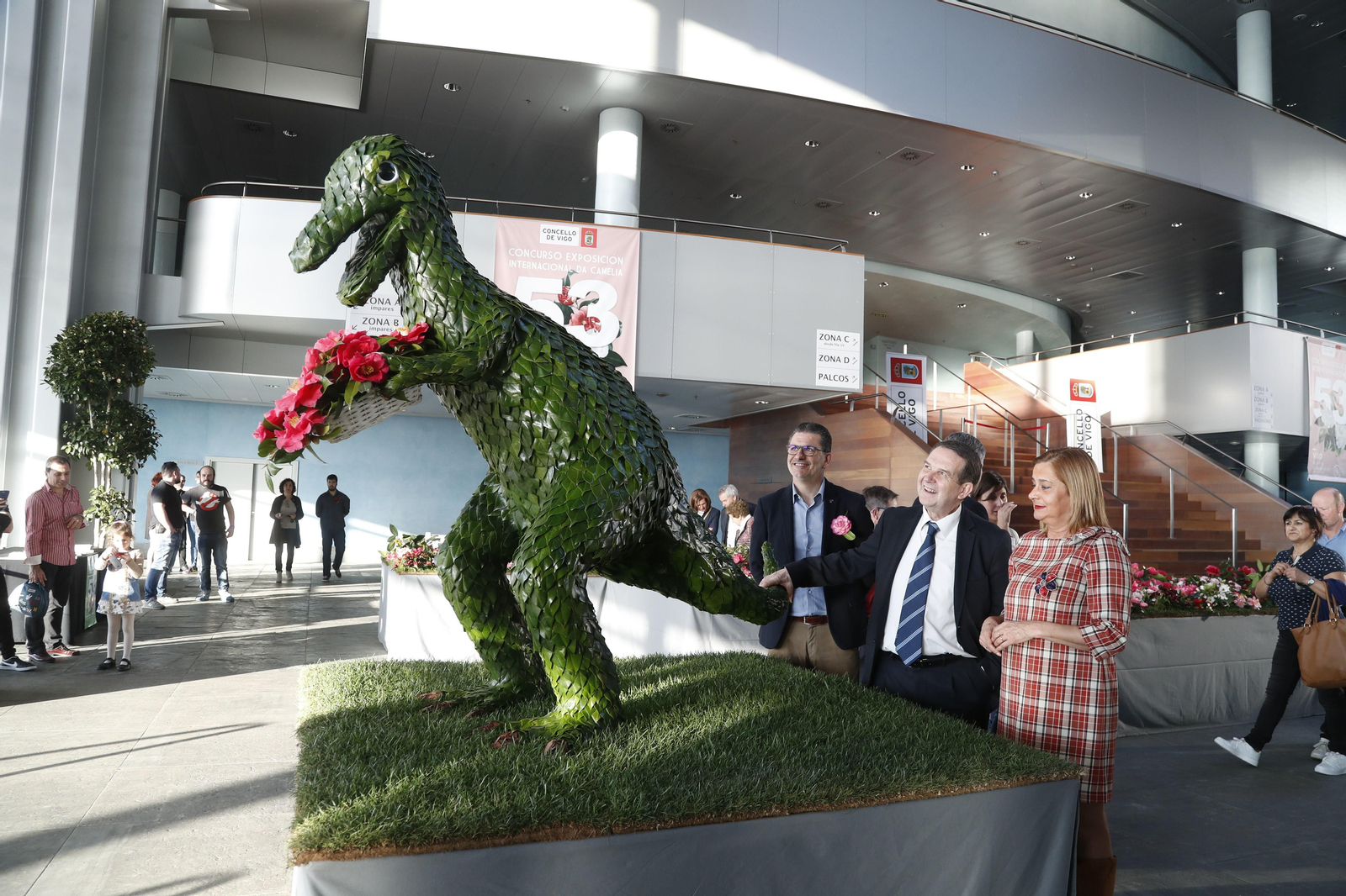 El alcalde y la presidenta de la Diputación inauguraron ayer la exposición, presidida por un dinoseto.