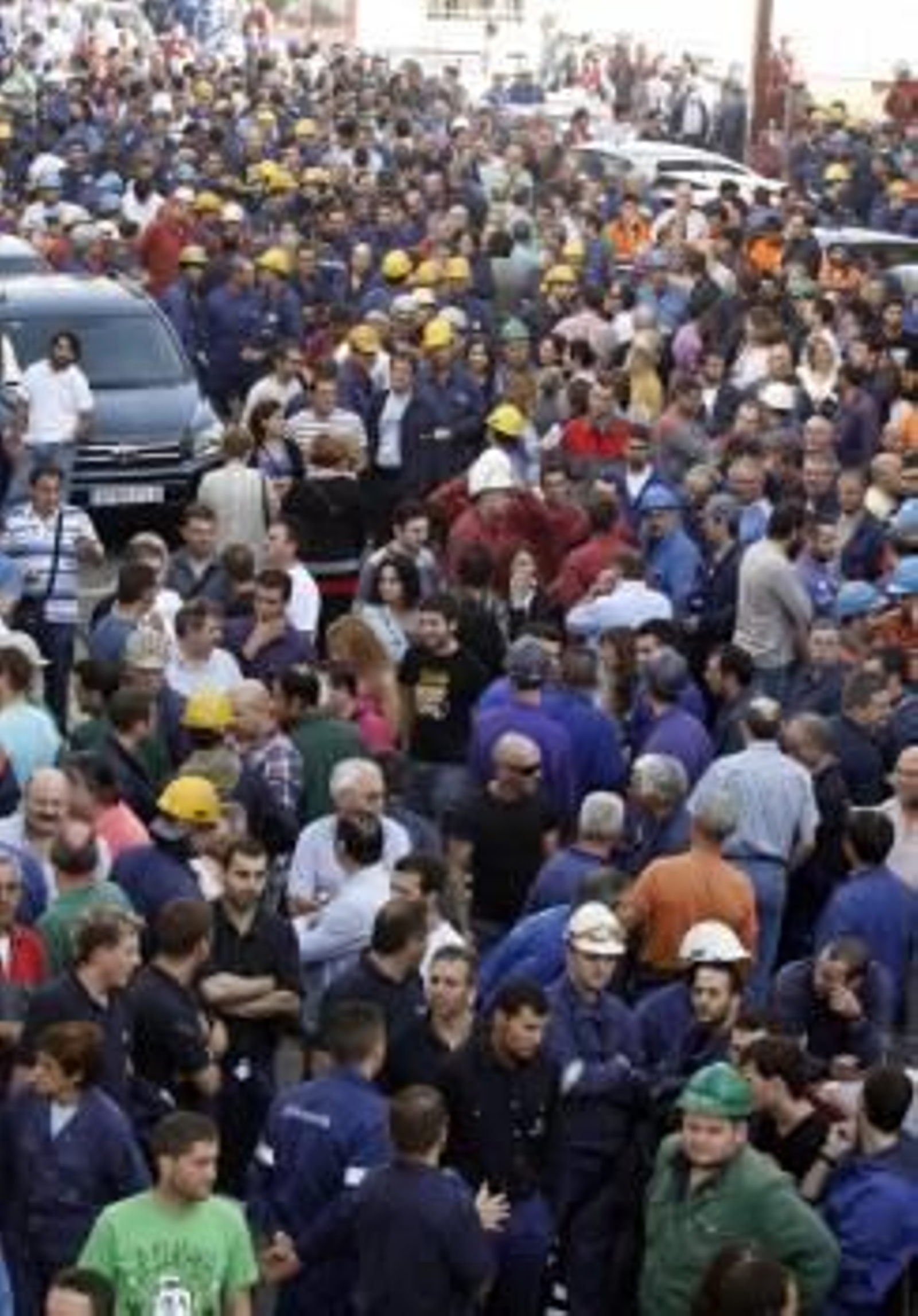 Unos 3.500 trabajadores de Navantia en la ría de Ferrol, según el comité de empresa, durante la manifestación que secundaron hoy en Fene (Foto: EFE)