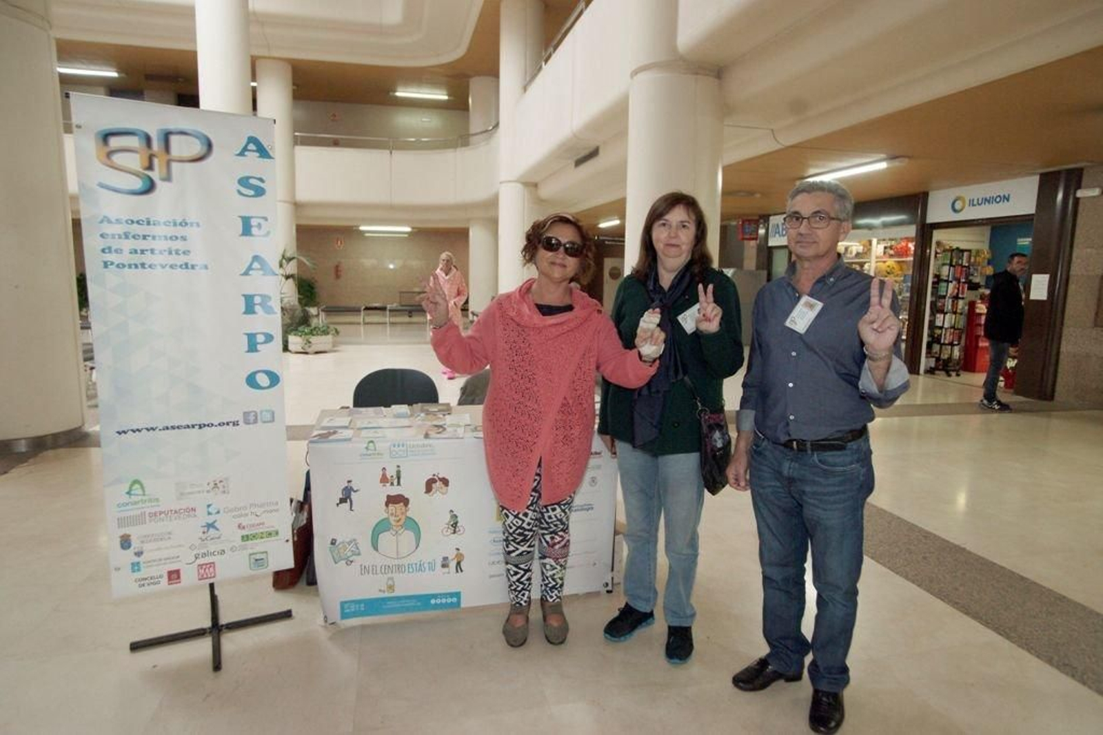 Mabel Avendaño, a la izquierda, es la presidenta de la asociación Asearpo.