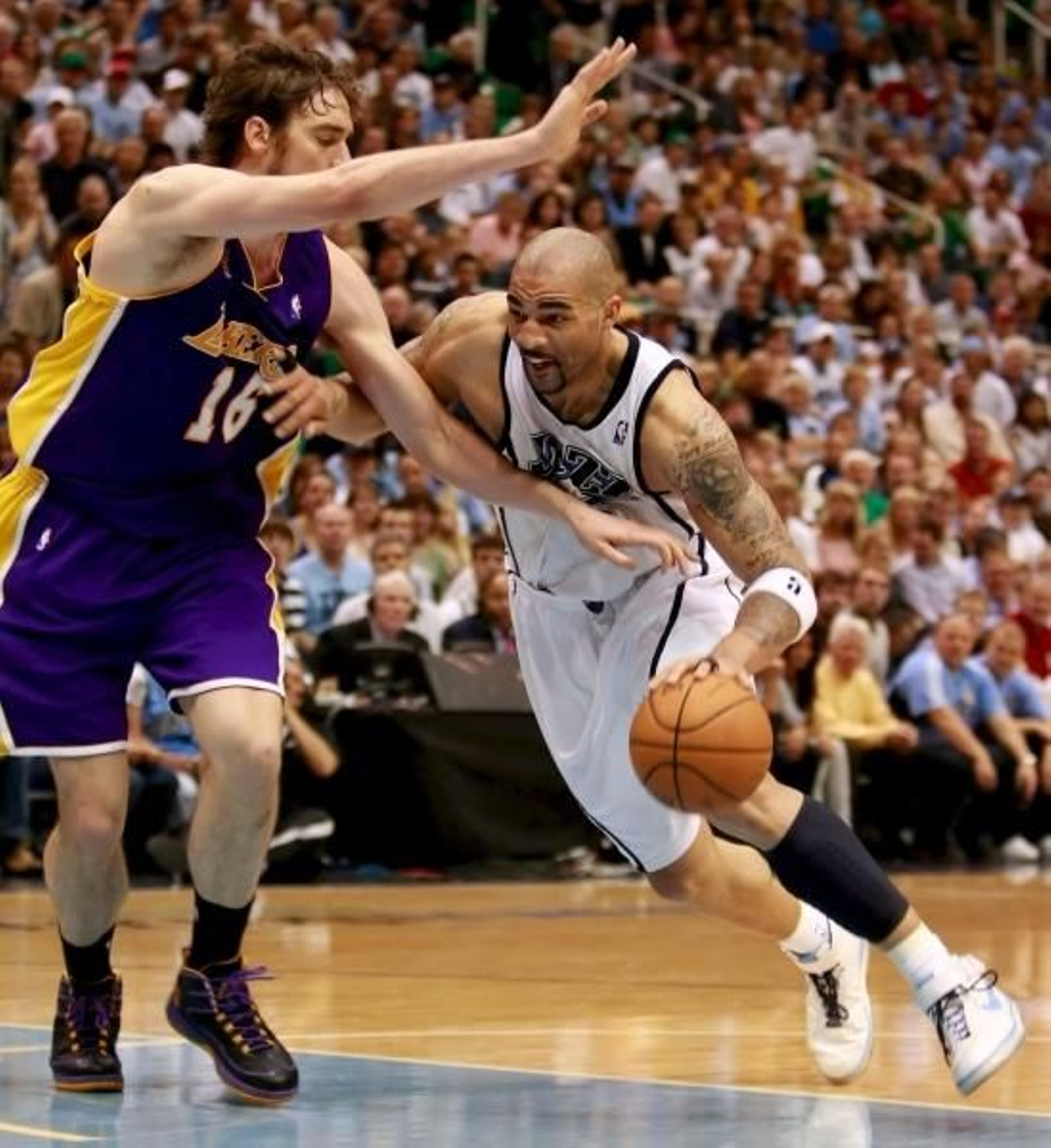 Gasol trata de cortar la entrada de Boozer. (Foto: George Frey)
