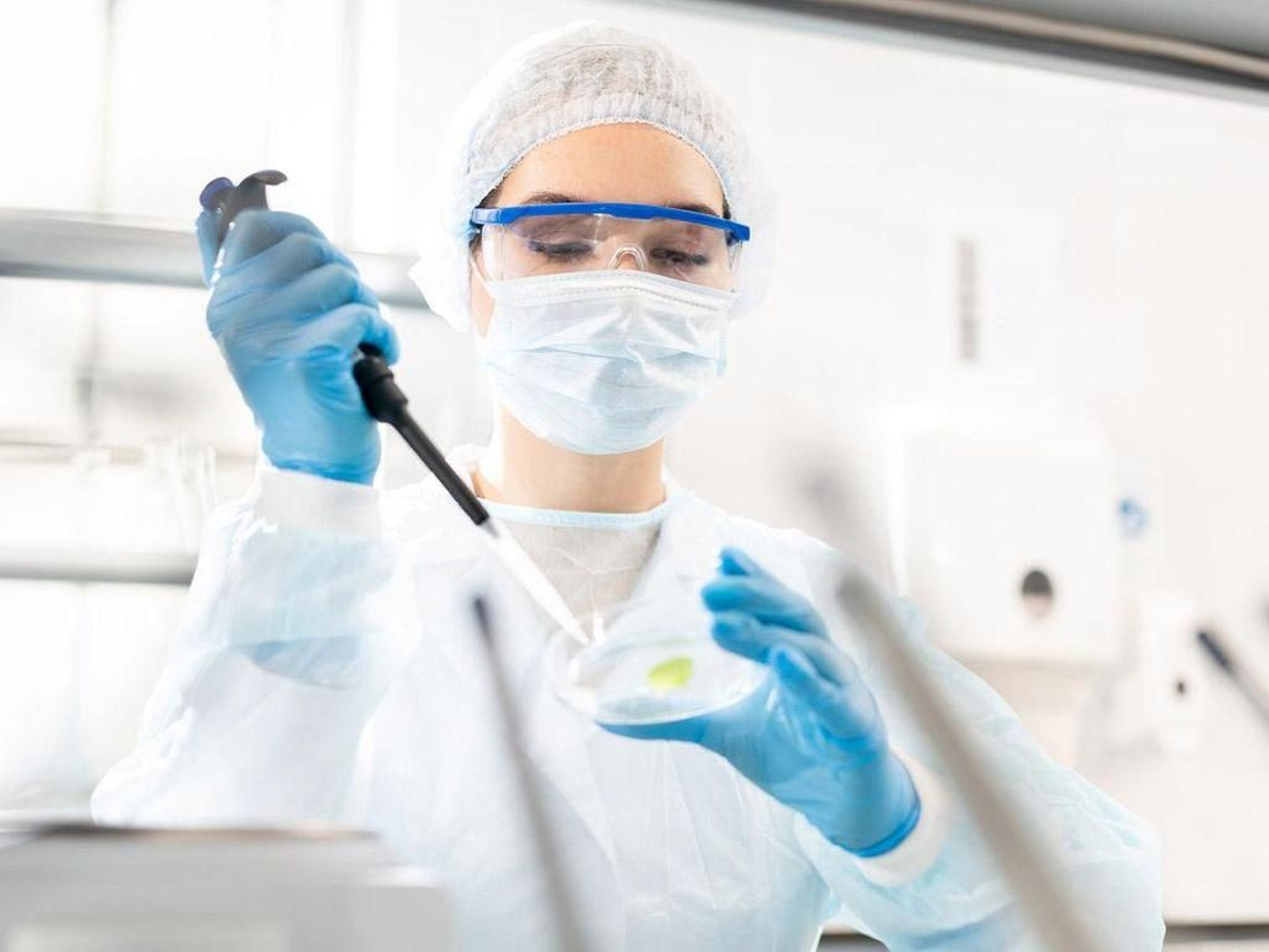 Una investigadora realiza un ensayo en un laboratorio.