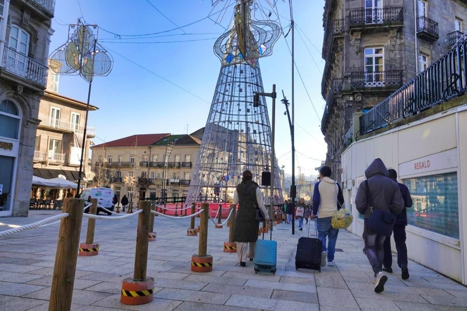 Turistas por la Porta do Sol el pasado mes de diciembre, en plenas Navidades.