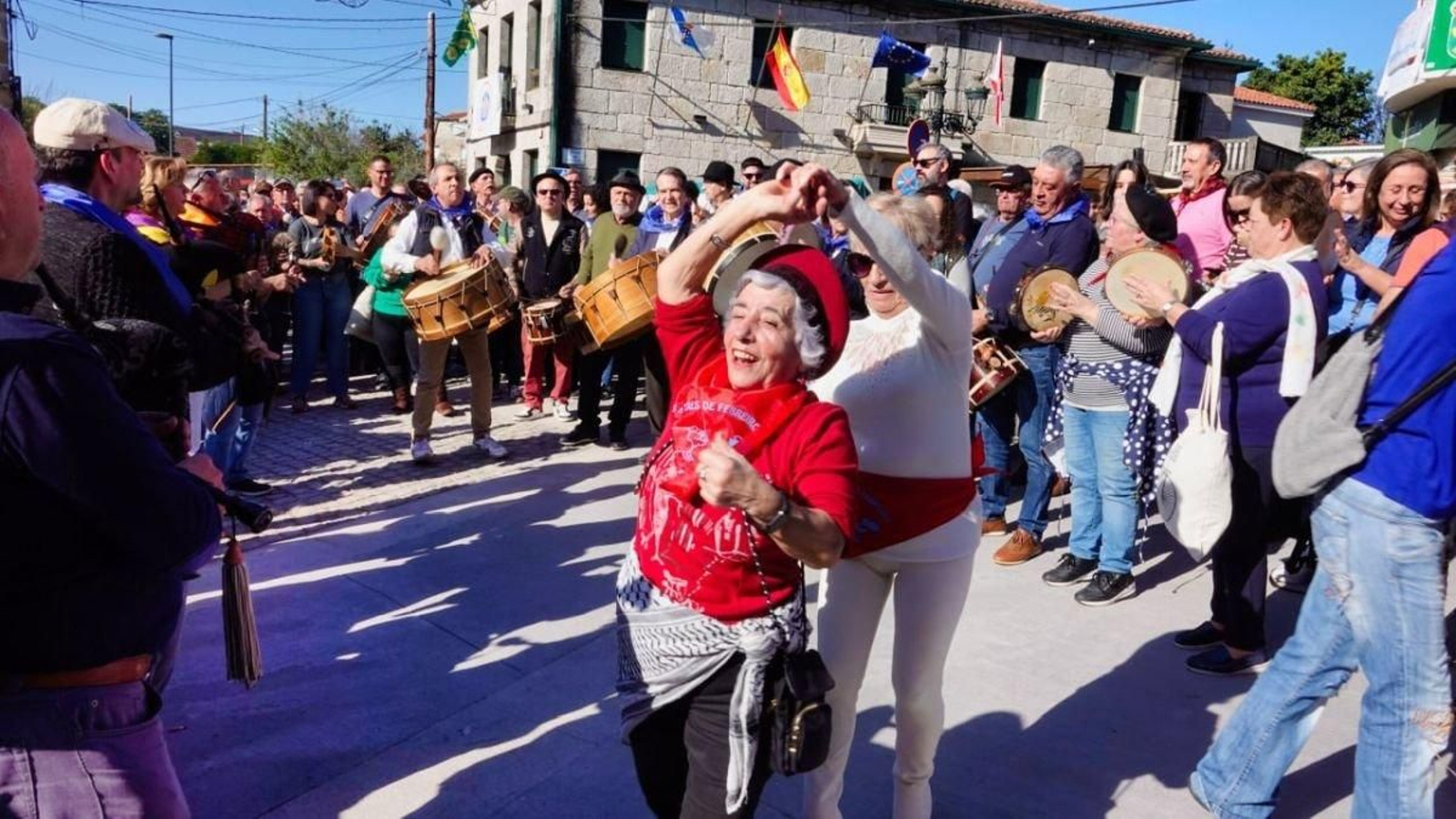 La música y el baile, dos elementos imprescindibles ayer en Bembrive para disfrutar, junto a la gastronomía, de la gran fiesta invernal en Vigo.