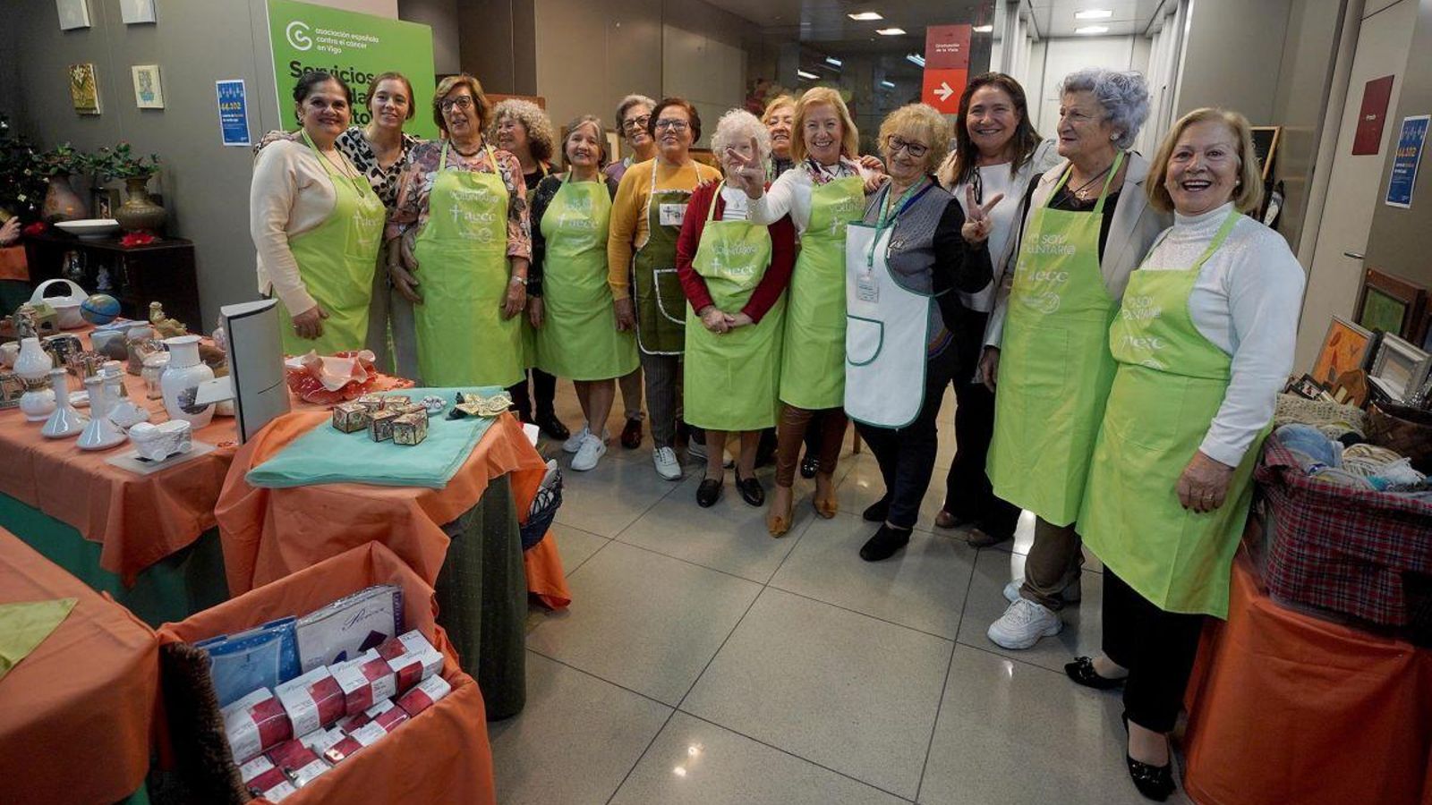 Las voluntarias de la asociación, minutos después de la apertura de las puertas del rastrillo.