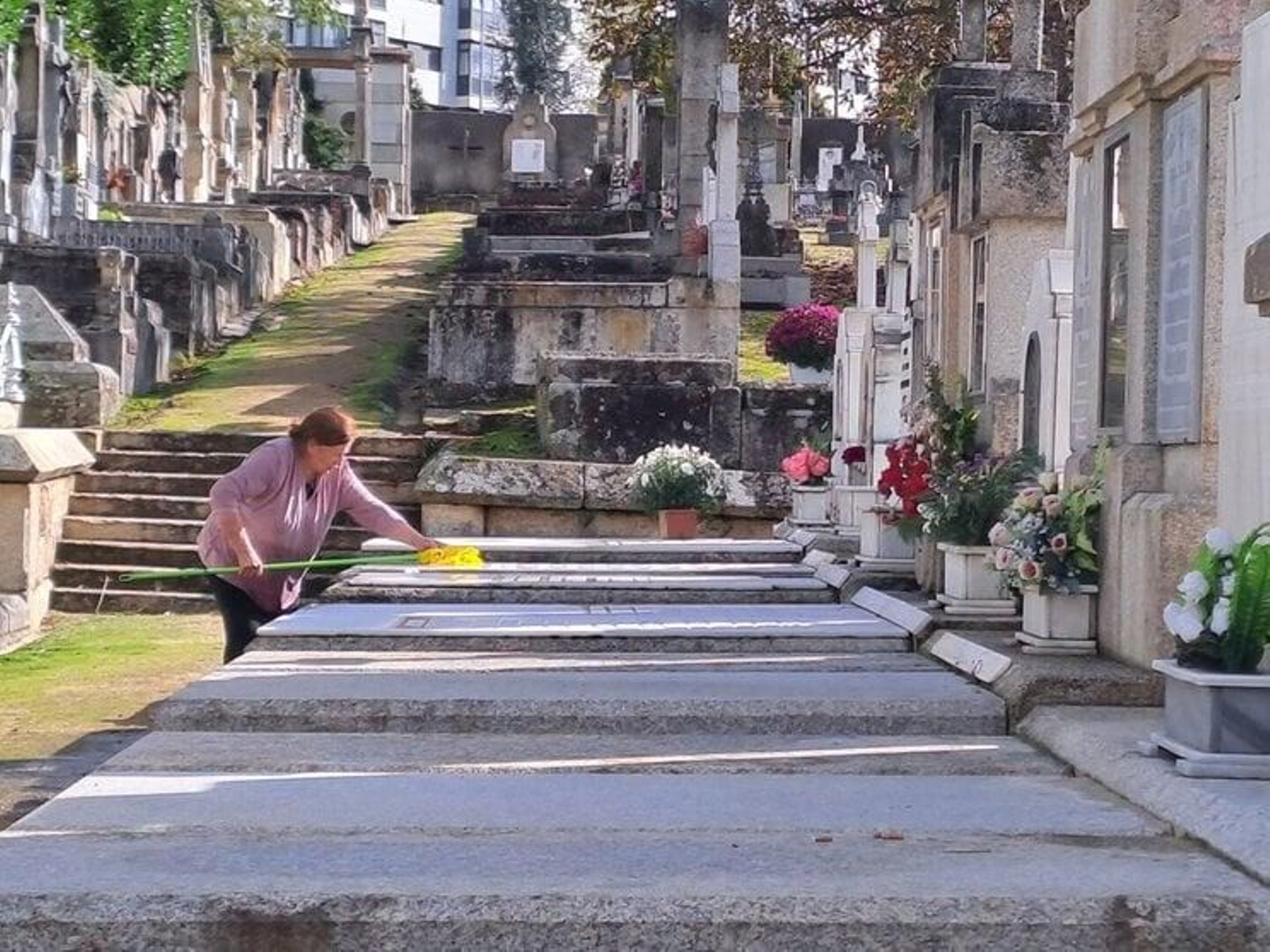 El sol dio un respiro para poder limpiar y arreglar los espacios de cara al día de Todos los Santos.