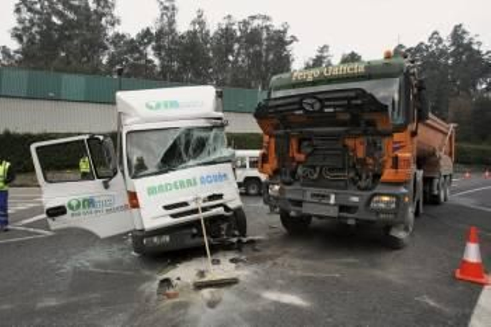 Un accidente en la carretera 550, en Redondela, en el que se vieron involucrados dos camiones se ha saldado con una persona herida (Foto: EFE)