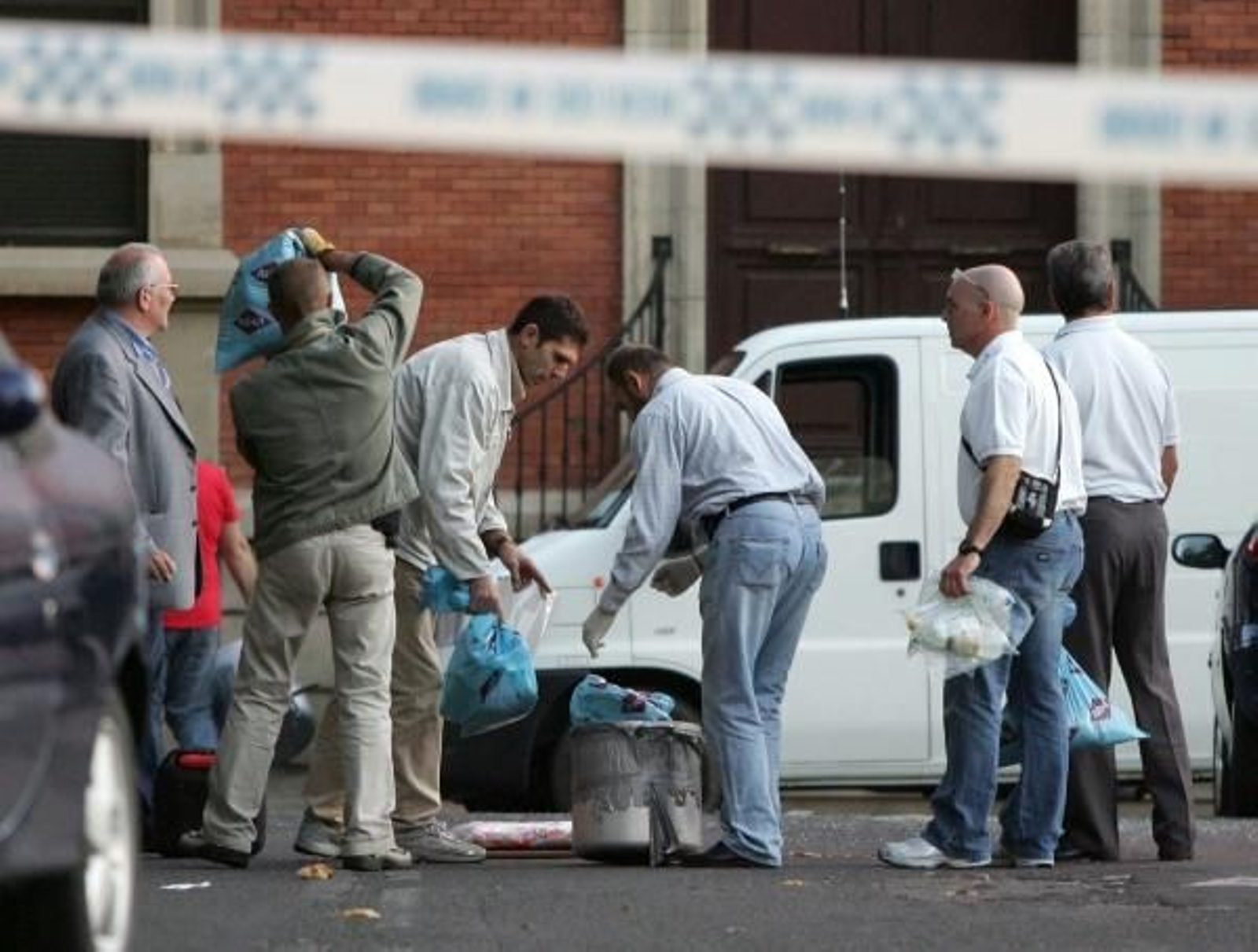 Efectivos de los TEDAX trabajando.