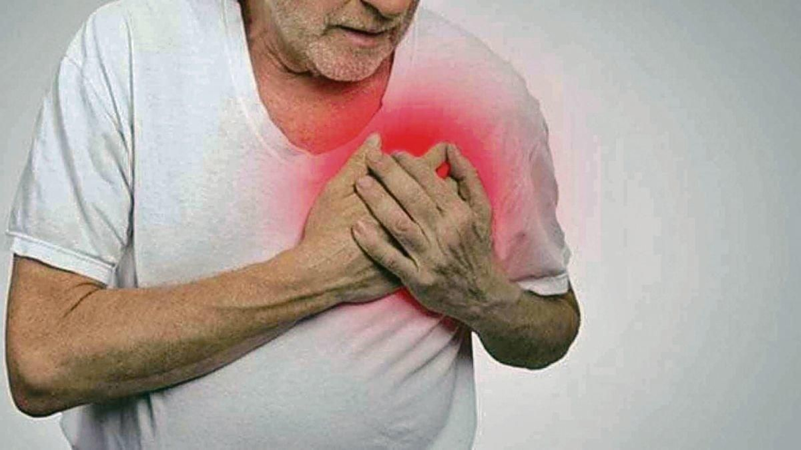 Un hombre sufriendo los síntomas de un ataque cardíaco.