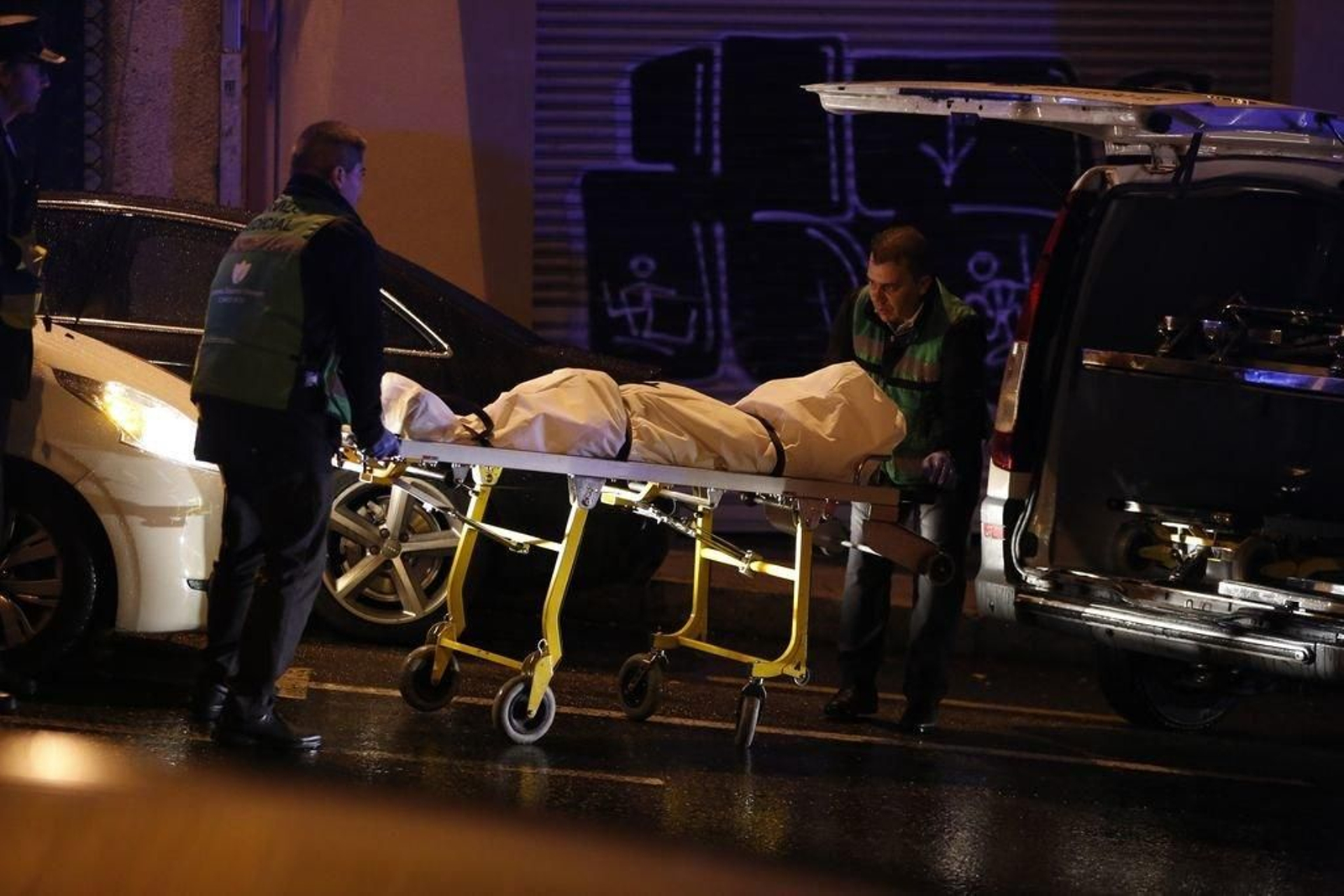 Los técnicos de servicio funerario trasladan el cadáver de la religiosa.