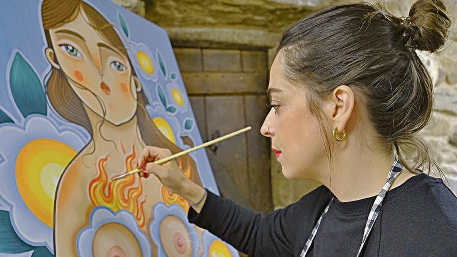 A artista Abi Castillo, en pleno proceso creativo.