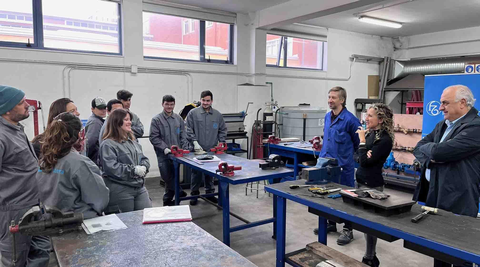 La delegada territorial, Martina Aneiros, visitó a los primeros beneficiarios y beneficiarias en la comarca de estas becas del programa ‘Retorna Mocidade’