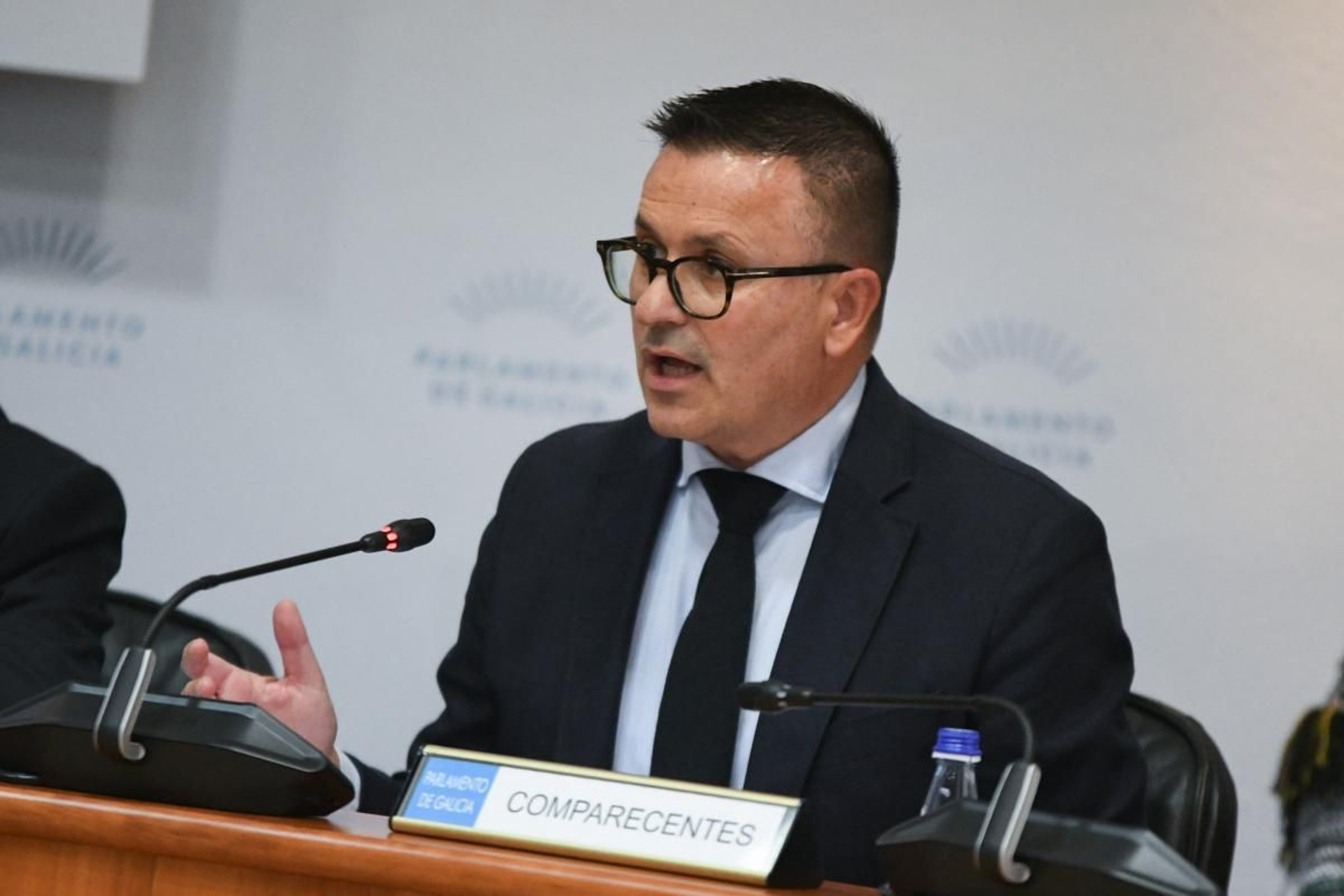 En la imagen el conselleiro de Empleo, Comercio y Emigración, José González, durante su comparecencia en la Comisión 3ª de Economía, Hacienda y Presupuestos del Parlamento para explicar las cuentas de su departamento para 2025.