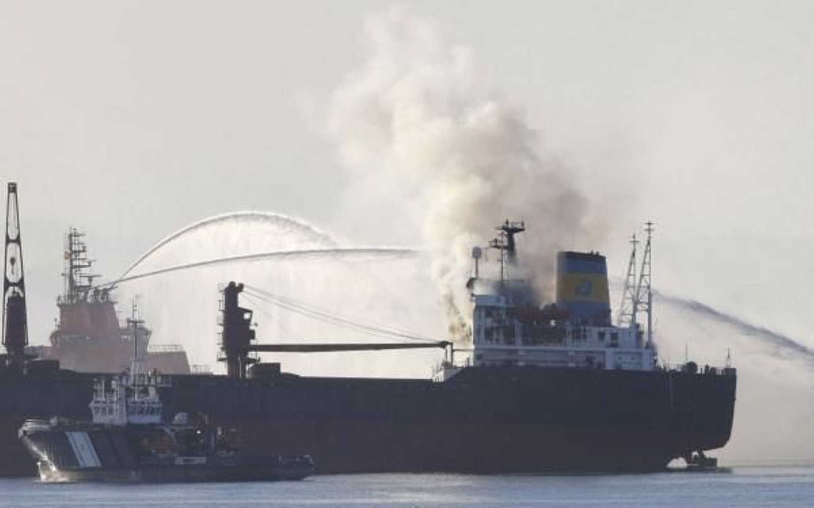 Vista de los trabajos de extinción del incendio del buque. (Foto: Lavandeira Jr.)