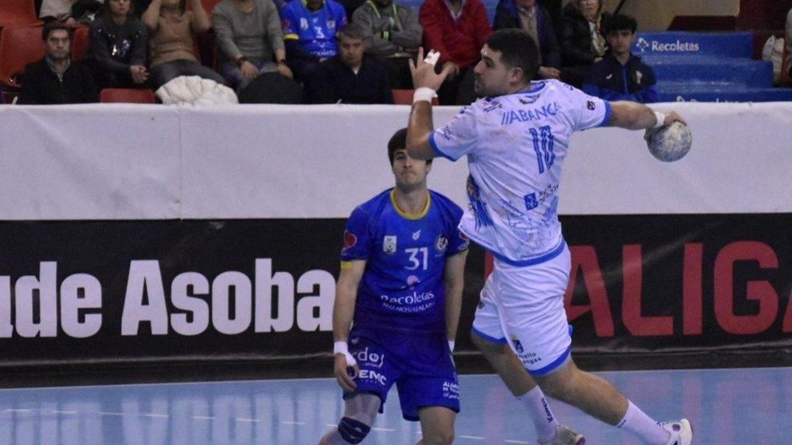 Juan Quintas se prepara para lanzar a portería en un partido.