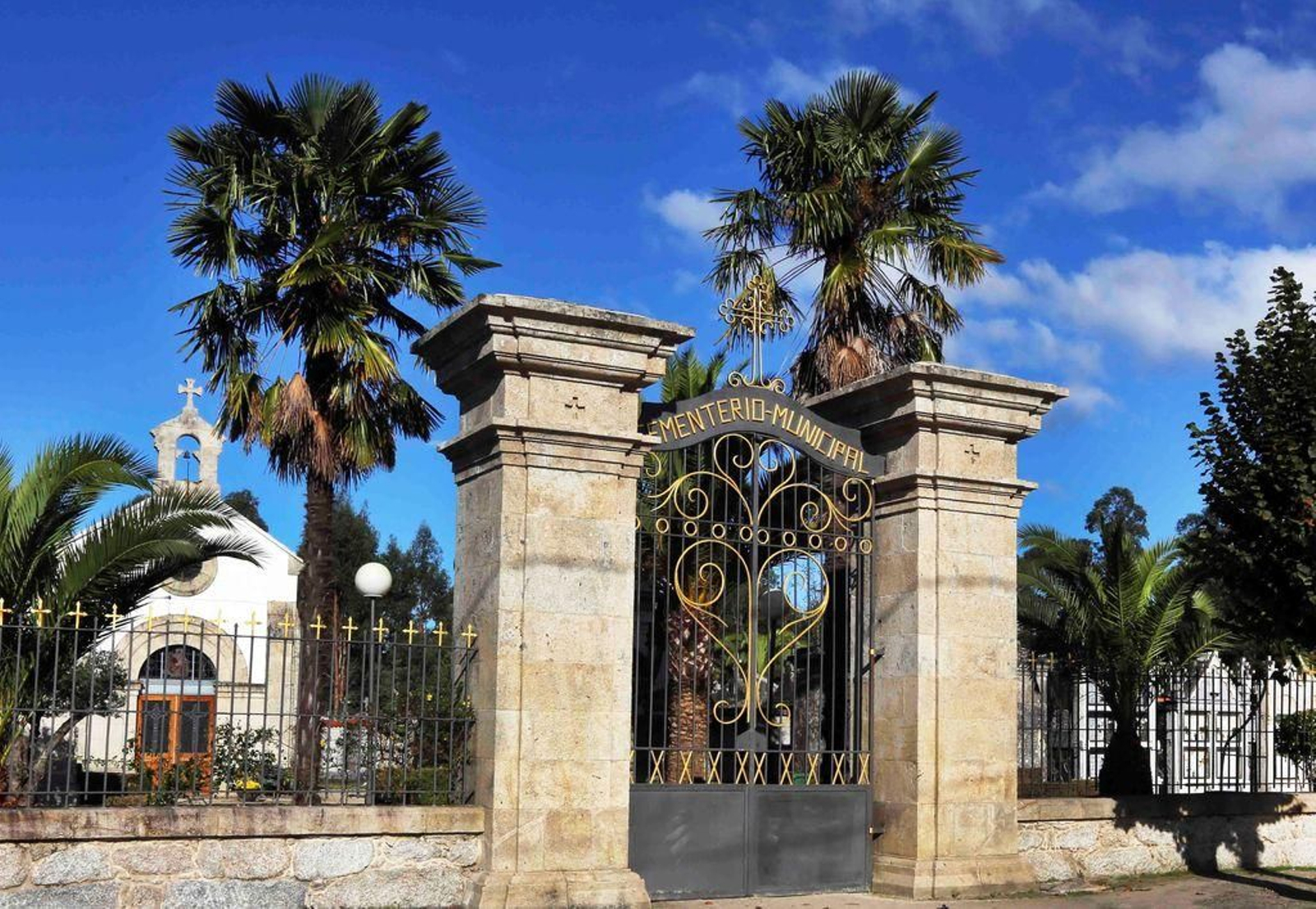 En el cementerio municipal de Ponteareas se hacen los entierros con el máximo de 25 personas permitido