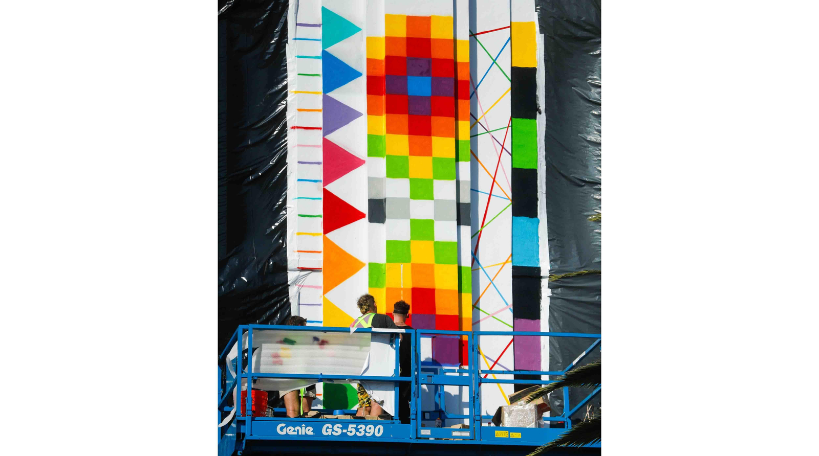 Varios artistas pintan la fachada del Frontón México, como parte de la muestra del pintor y escultor español Okuda San Miguel, en la Ciudad de México (México). EFE/ Isaac Esquivel