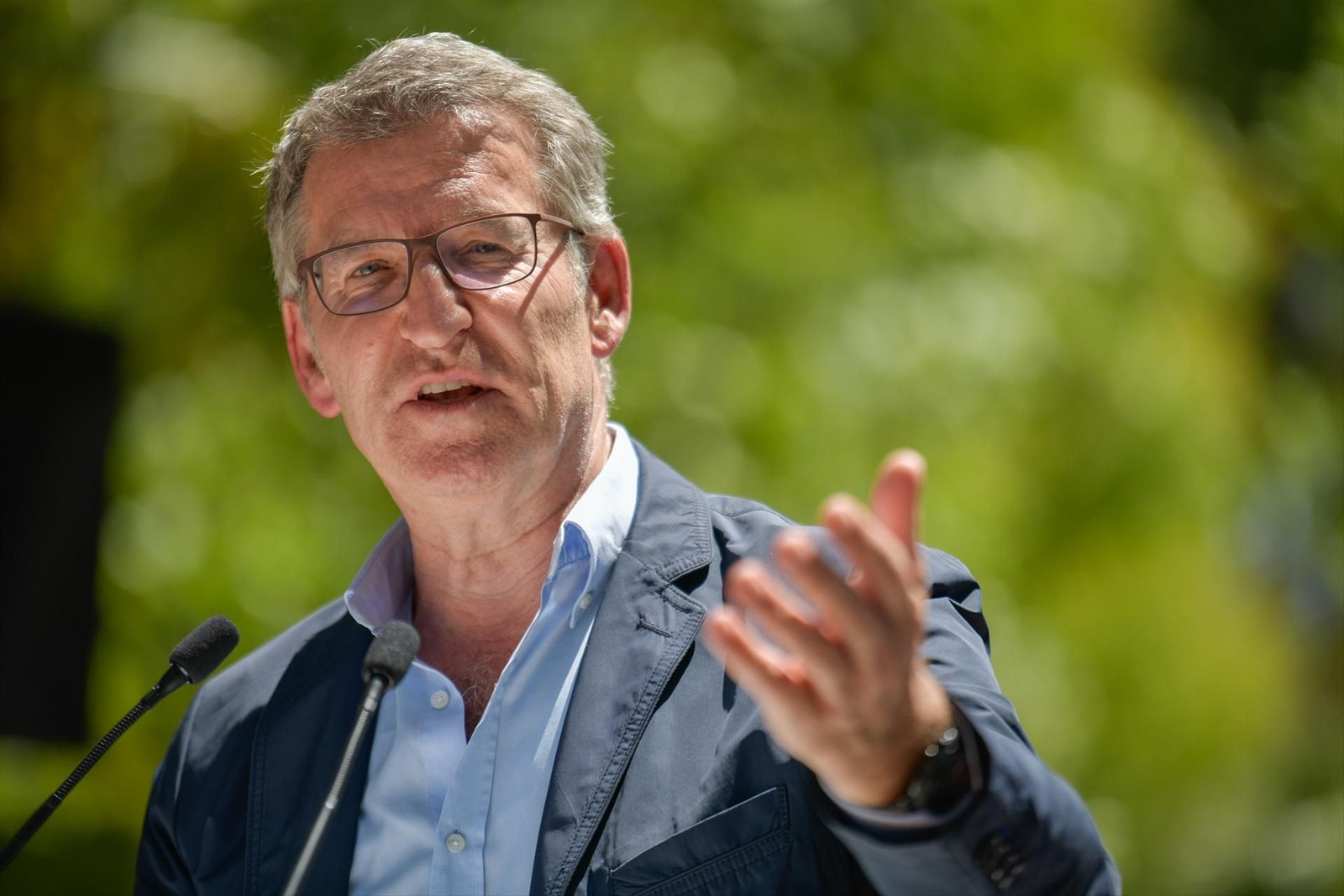 El presidente del PP, Alberto Núñez Feijóo, interviene durante la clausura de un mitin del PP, en el Parque de la Constitución, a 25 de mayo de 2024, en Tomelloso, Ciudad Real