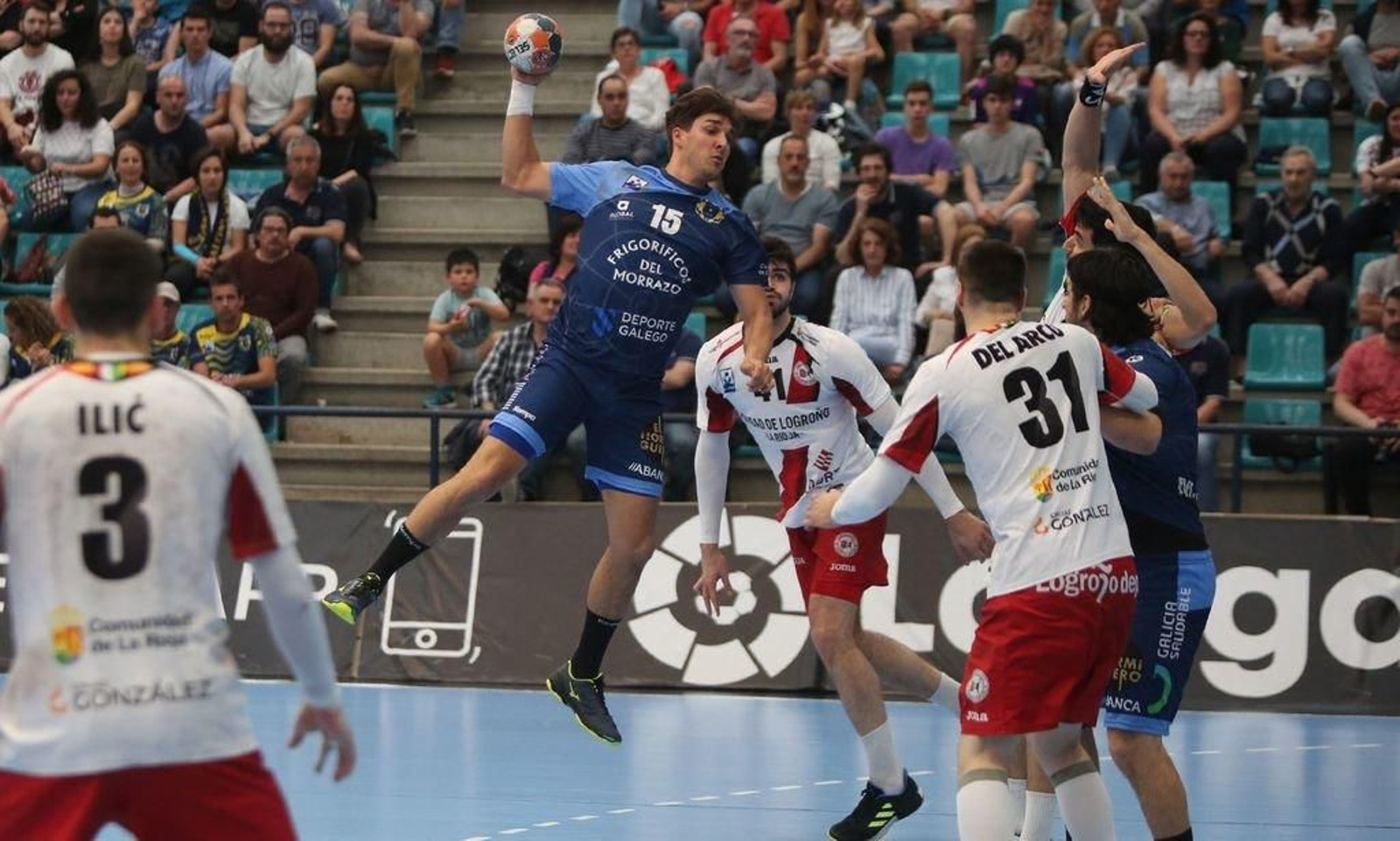 David Iglesias lanza a puerta en el partido disputado ayer en O Gatañal, donde el Frigoríficos no pudo con el talento del Logroño.