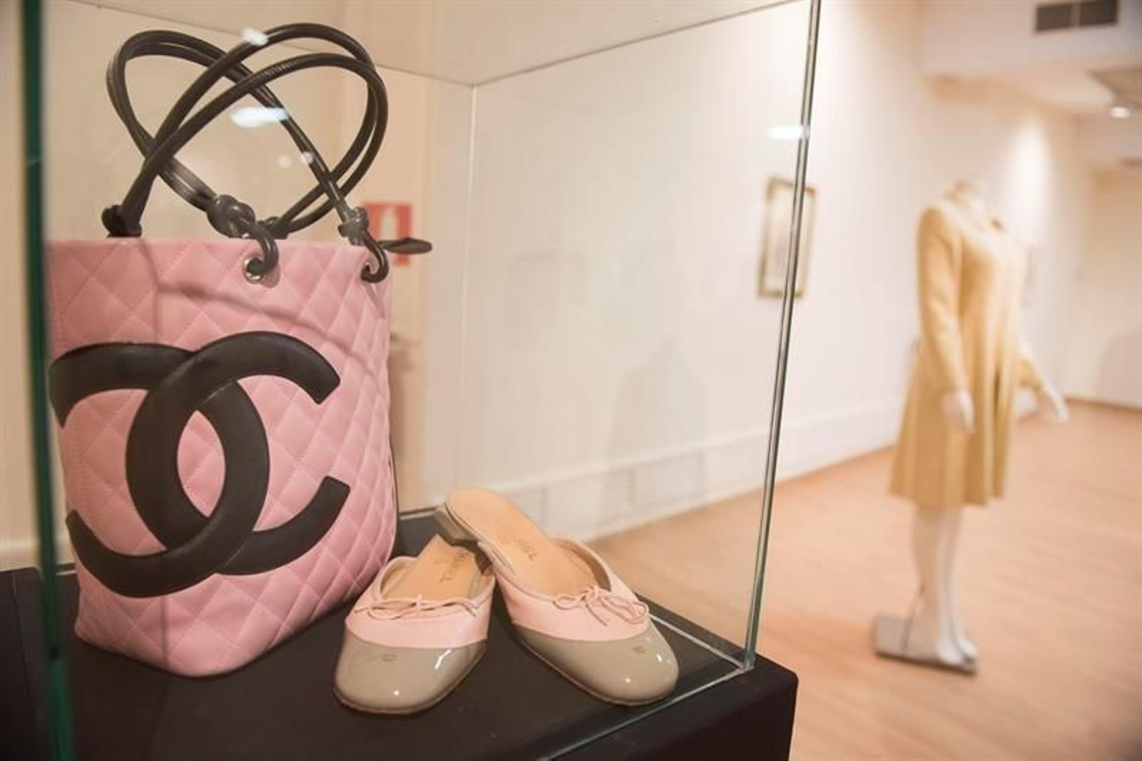 Bolsos, zapatos y vestidos confoman la exposición "Coco Chanel.