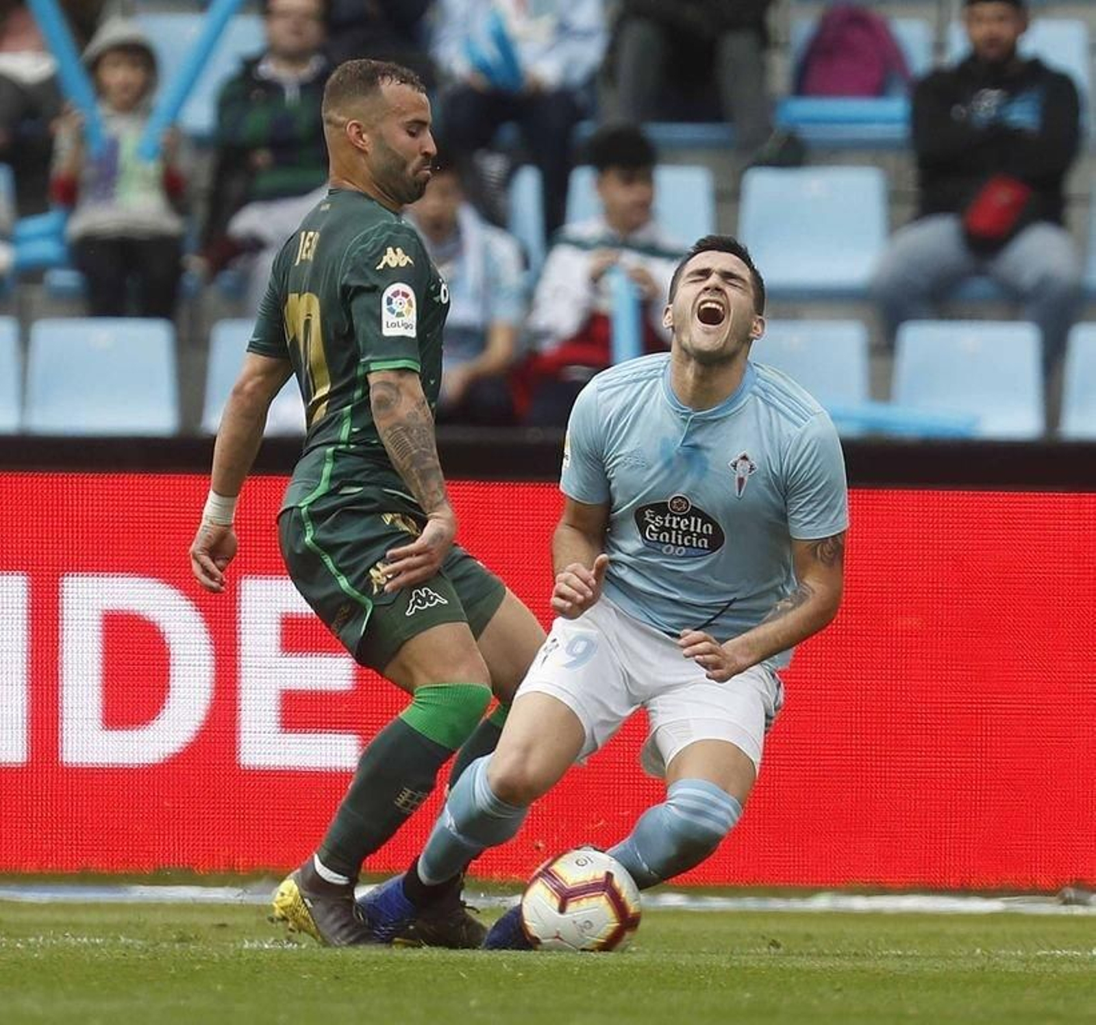 El céltico Maxi Gómez, que sigue sin ver portería, se queja de un golpe de Jesé, autor del tanto del Betis ayer en Balaídos.