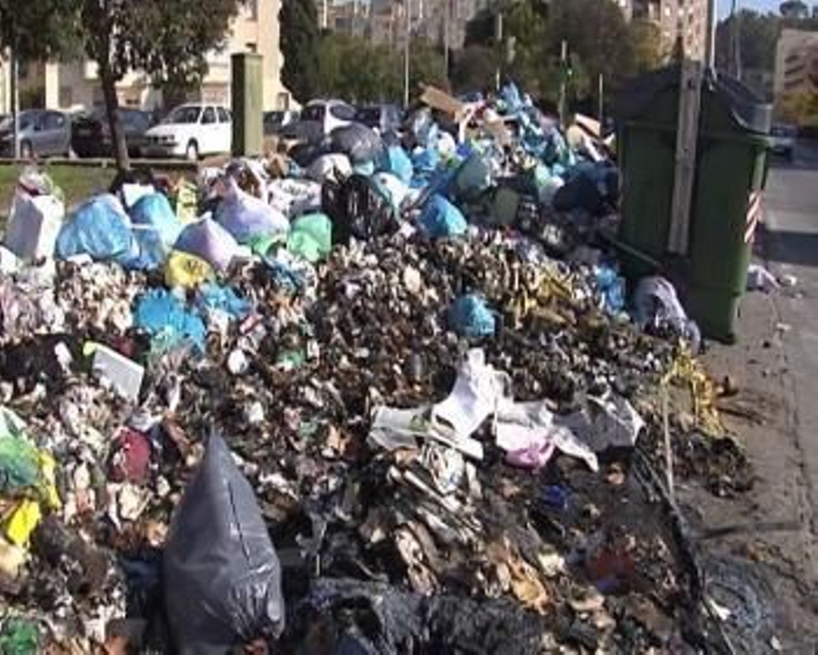 Vecinos de Jerez queman basura tras 18 días de huelga.