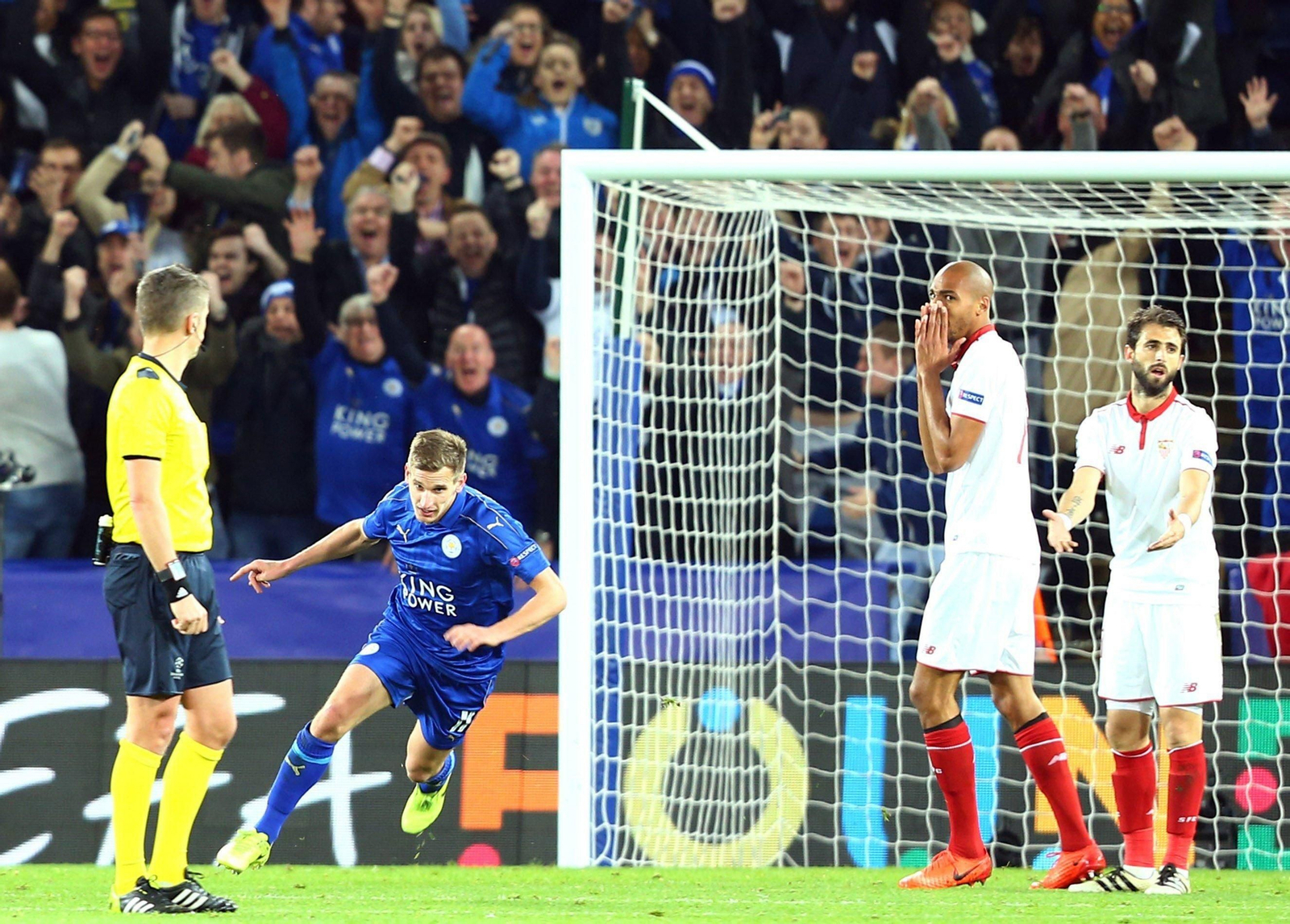 Albrighton celebra el segundo gol del Leicester ante N'Zonzi, que después fallaría un penalti, y Pareja.