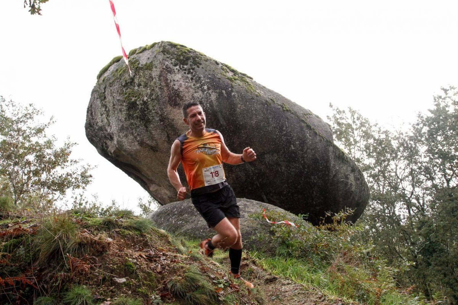 Antonio Pérez Groba, segundo clasificado, pasa pola pedra do equilibrio ubicada na parroquia de Arcos.