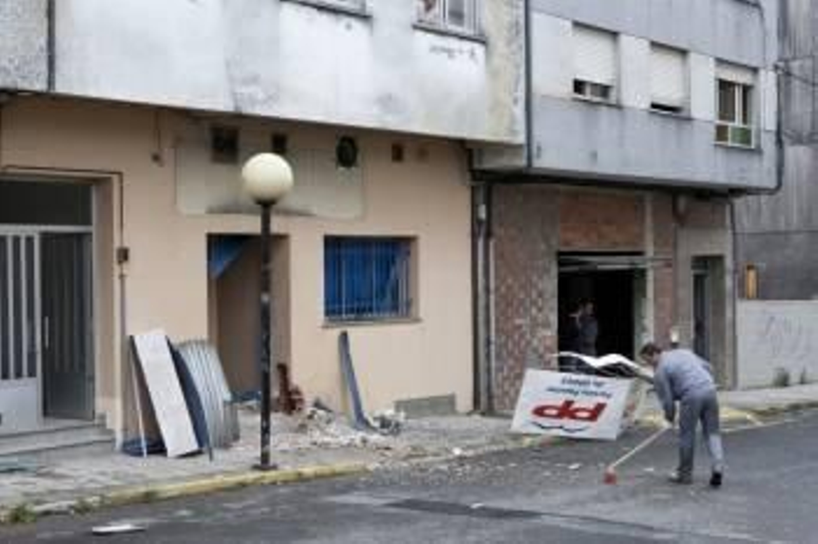 Daños causados por la bomba en la fachada de la sede. (Foto: VICENTE PERNÍA)