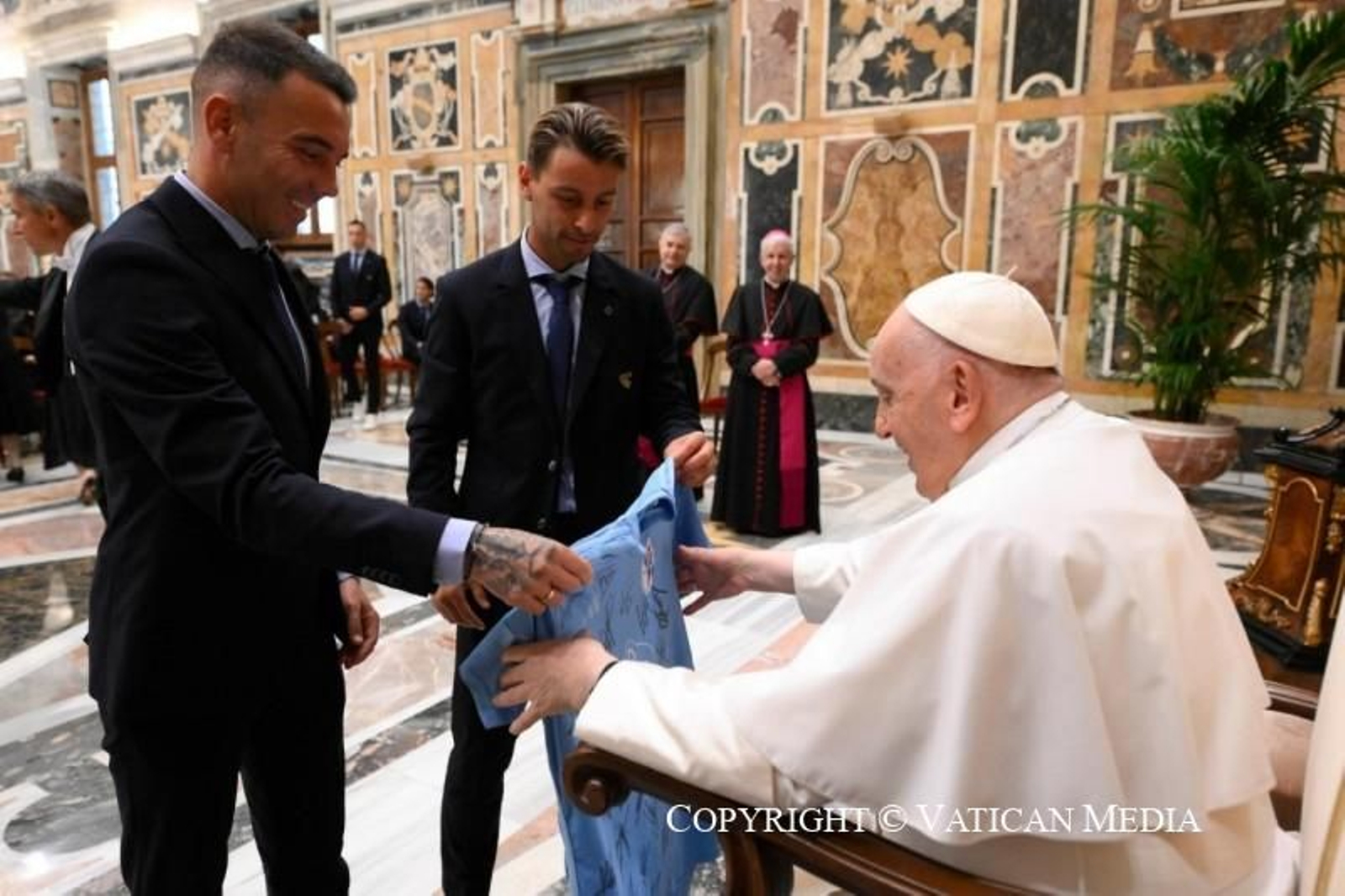 El Papa Francisco recibe al Celta en el Vaticano. // Vatican Media