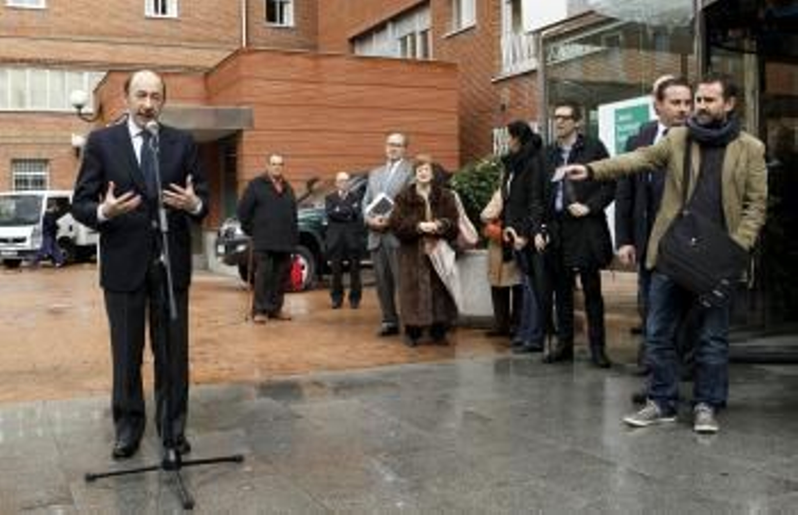 El secretario general del PSOE, Alfredo Pérez Rubalcaba, durante las declaraciones a los medios que ha realizado hoy tras visitar al Rey.