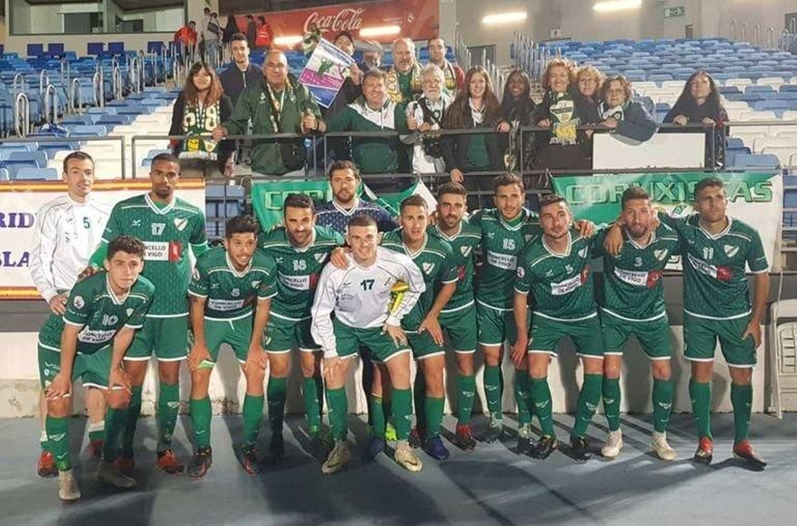 La plantilla verde se fotografió con la peña coruxista de Madrid al término del encuentro.