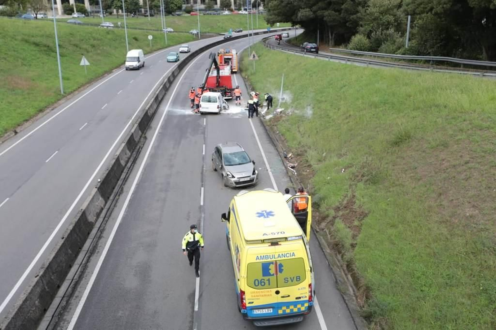 Brutal accidente en el segundo cinturón con el vuelco de dos vehículos 3