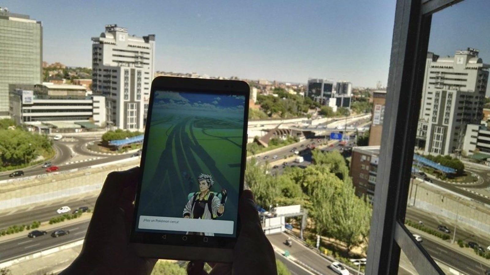 En la imagen, una jugadora busca Pokémons en el videojuego Pokémon Go.