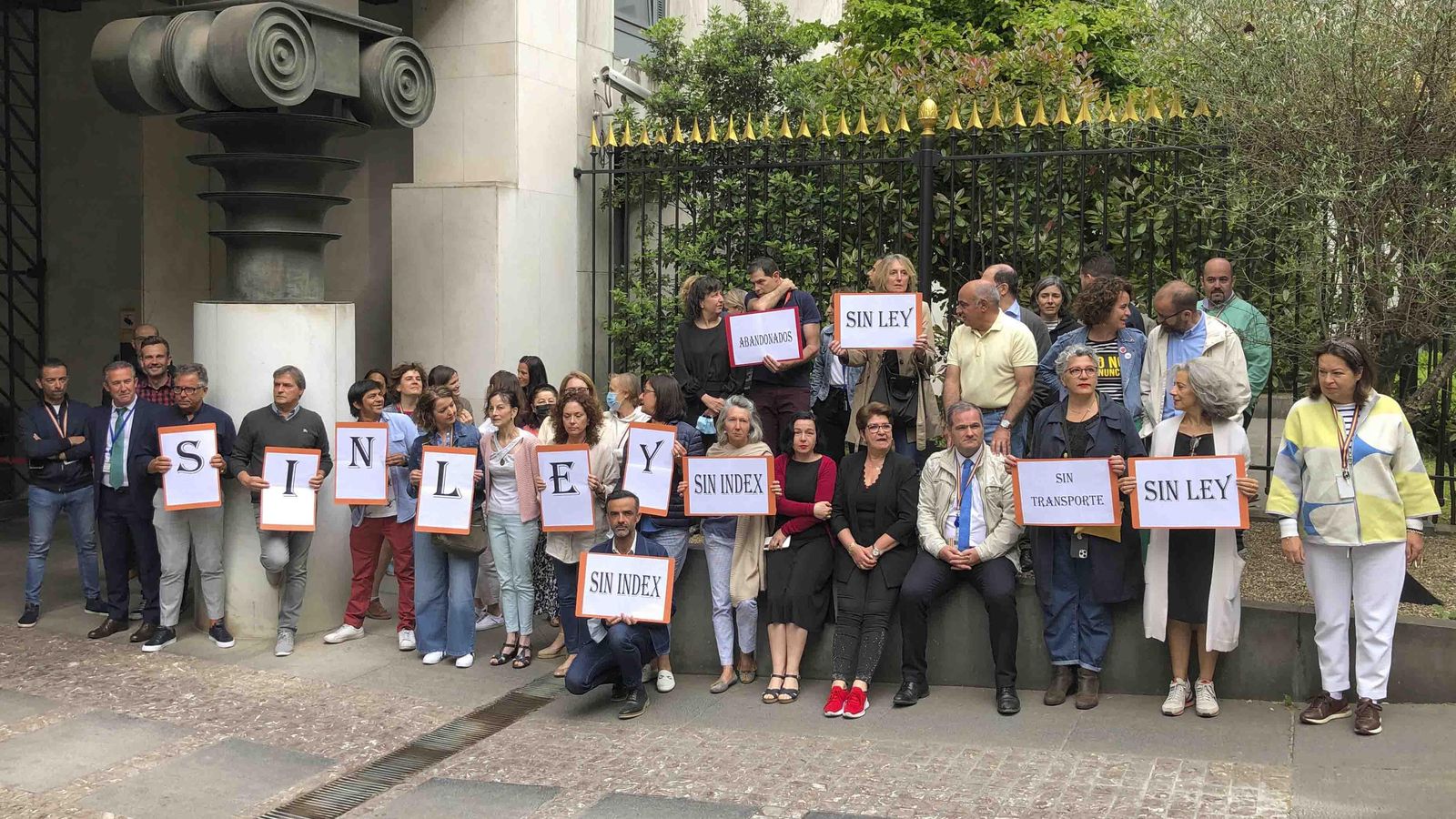 Alrededor de cincuenta empleados de la embajada de España ante la Unión Europea (UE) en Bruselas se concentran este martes en el recinto diplomático para exigir la actualización de los salarios de acuerdo con el aumento de la inflación y el pago del gasto del transporte entre el domicilio y el lugar de trabajo, como dispone la legislación belga. Los manifestantes, que forman parte del Personal Laboral del Servicio Exterior (PLEX), portan pancartas en las que se pueden leer expresiones como "Sin ley", "Sin transporte", "Abandonados" o "Sin index", en referencia a la no aplicación de la indexación salarial. EFE/ Julio Gálvez