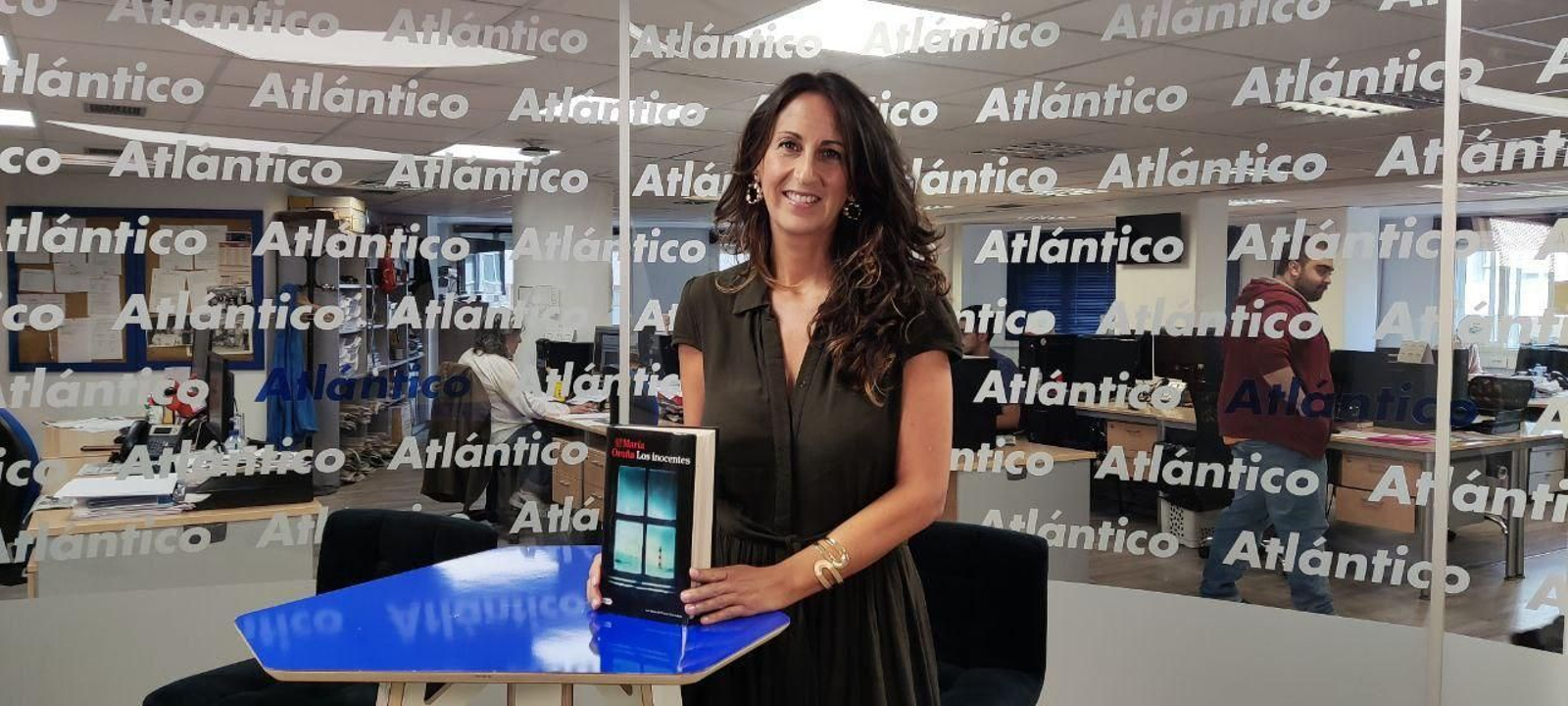 María Oruña en el set de AtlánticoTV
