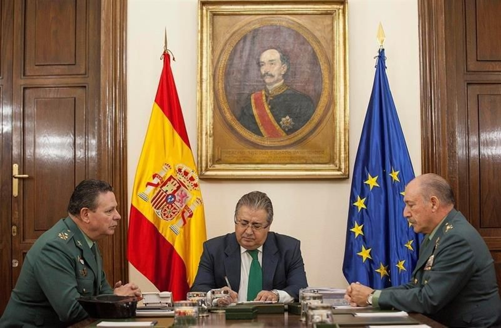 El ministro del Interior, Juan Ignacio Zoido, se ha reunido esta mañana en la sede del Ministerio con el teniente general de la Guardia Civil, Laurentino Ceña y el general jefe de Policía Judicial de la Guardia Civil, Pedro Ortega