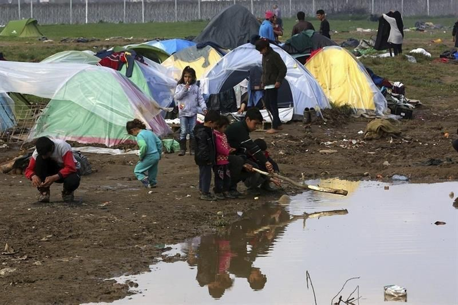 Un grupo de niños juega en el campamento provisional de Idomeni, en la frontera entre Grecia y Macedonia.