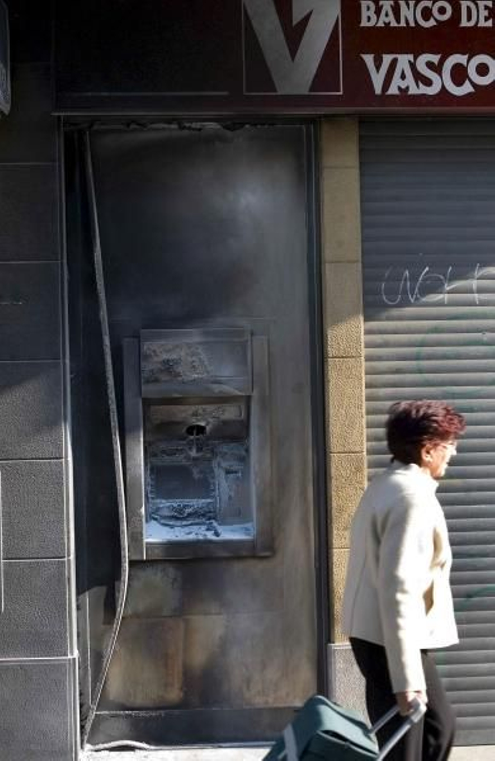 Imagen del cajero calcinado en Hernani. (Foto: EFE)