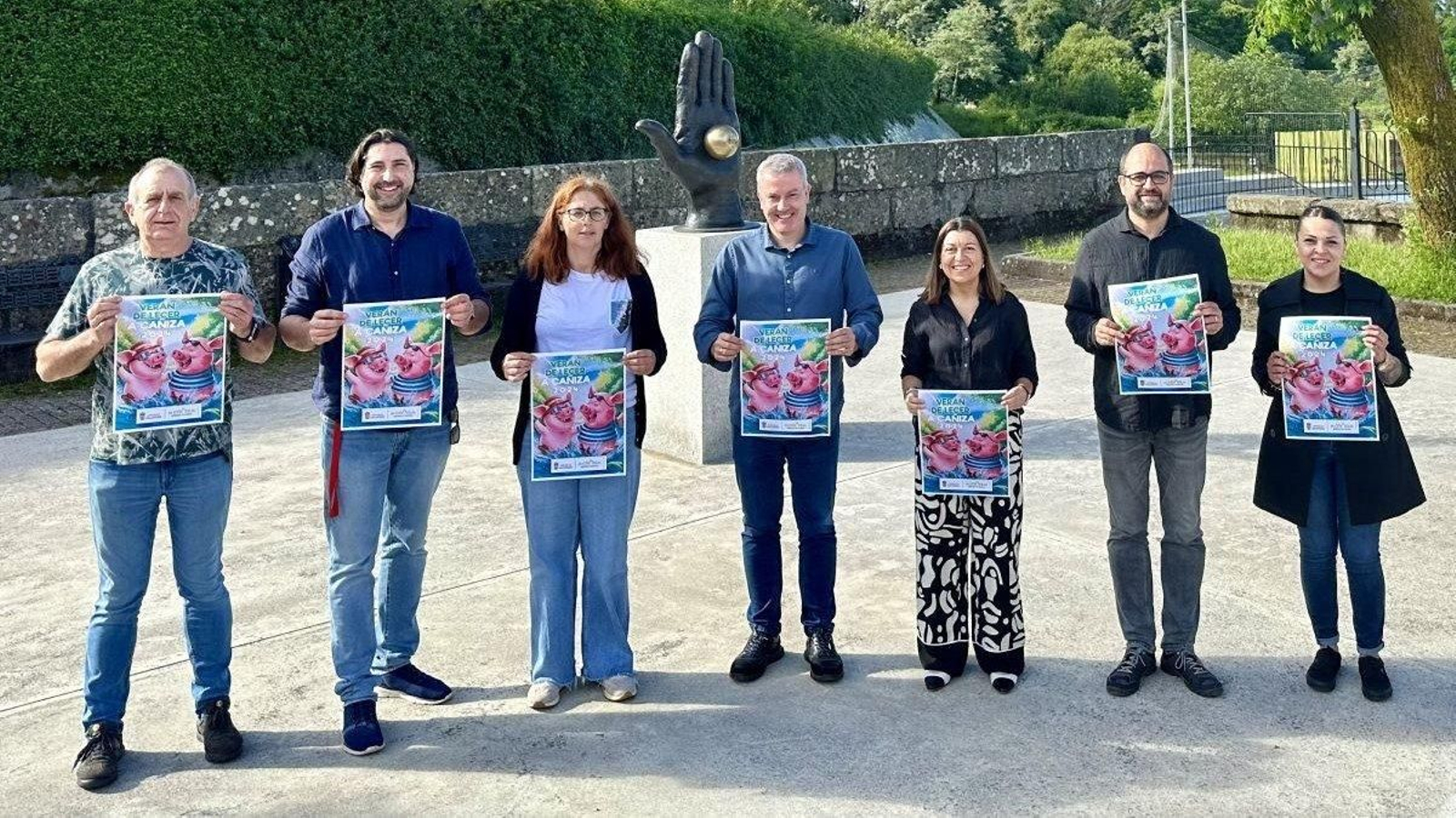 Luis Piña. con su equipo de gobierno, presentando el Verán de Lecer 2024.