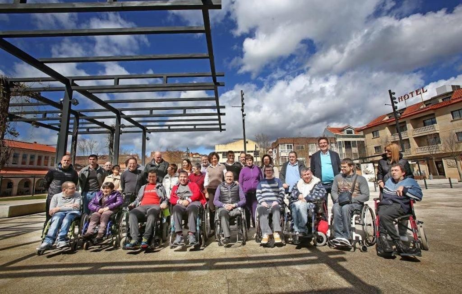La alcaldesa Sandra González, en la plaza de Tomiño con discapacitados.