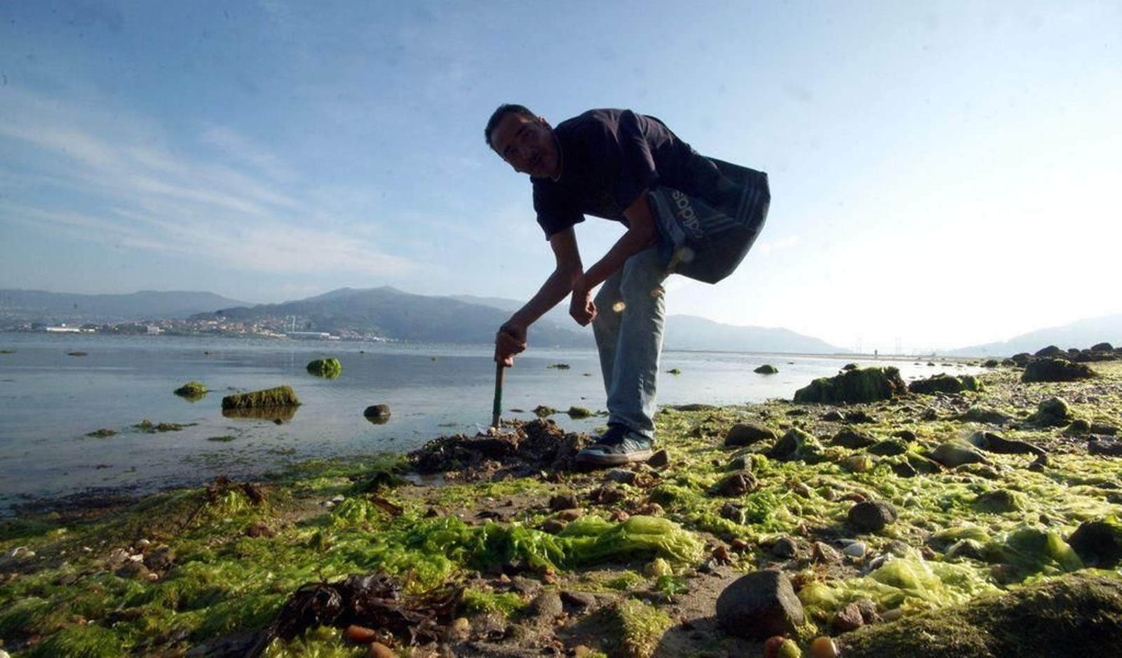 El sector marisquero reclama delimitar usos en la Ría