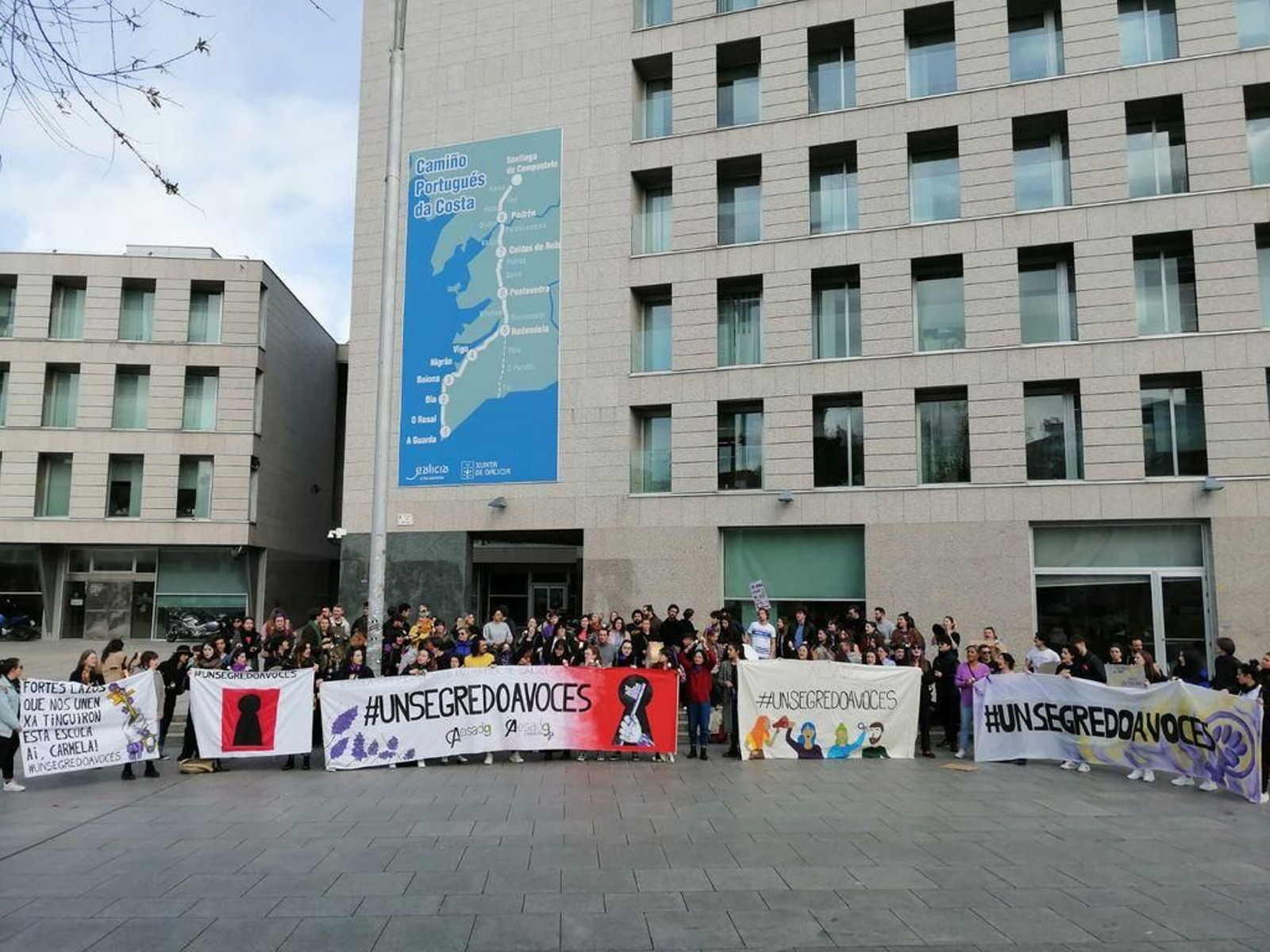 Concentración ayer de los alumnos en la delegación de la Xunta.