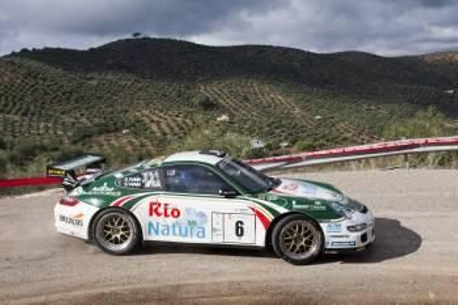 El coche de los hermanos Vallejo, durante la prueba en Sierra Morena