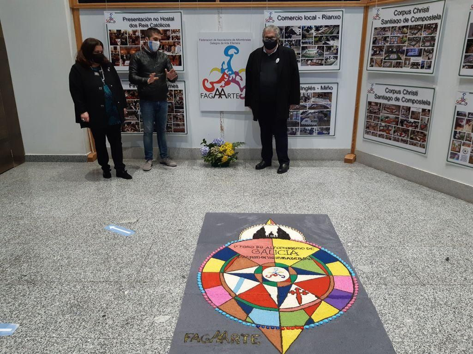 Xosé Leal, concejal de Cultura, y Manuel Alonso, presidente del Centro Social del Mar, en la apertura de la muestra.
