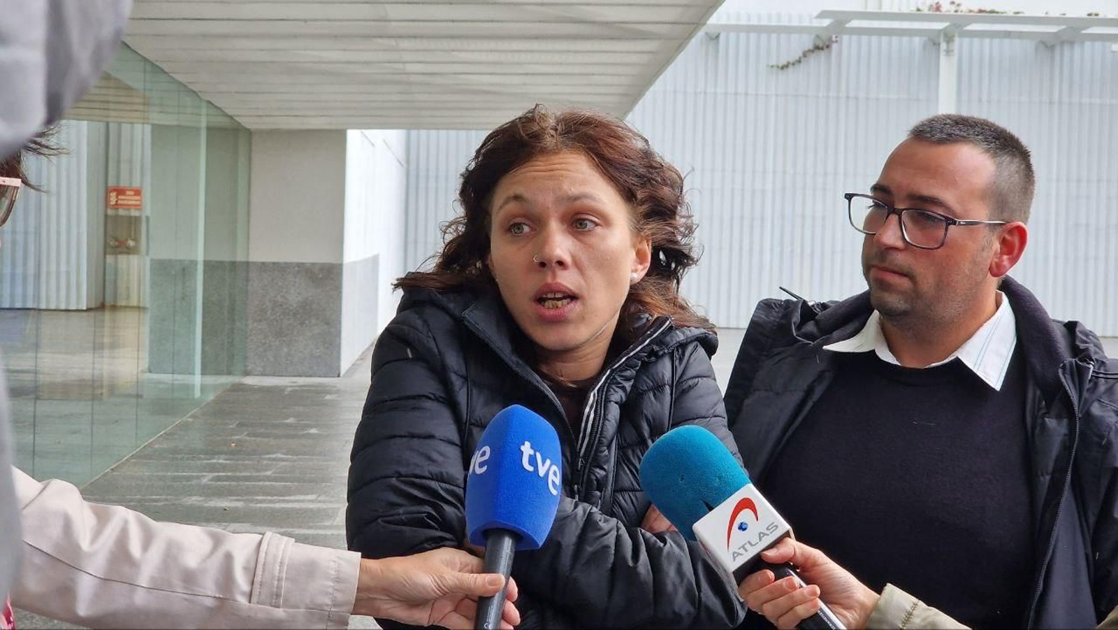 La hija de la víctima del crimen de la calle Zamora, en declaraciones a los medios. // J.V. Landín