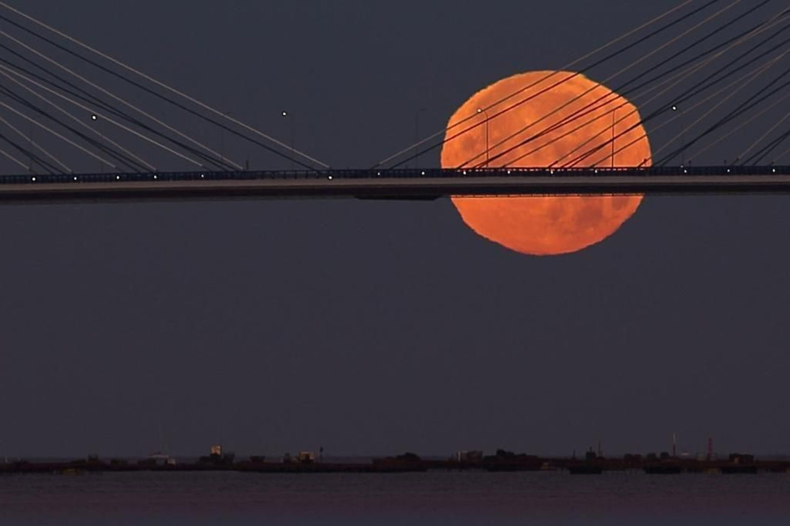 La luna llena ameriza sobre la ría de Vigo_ Alberte  4