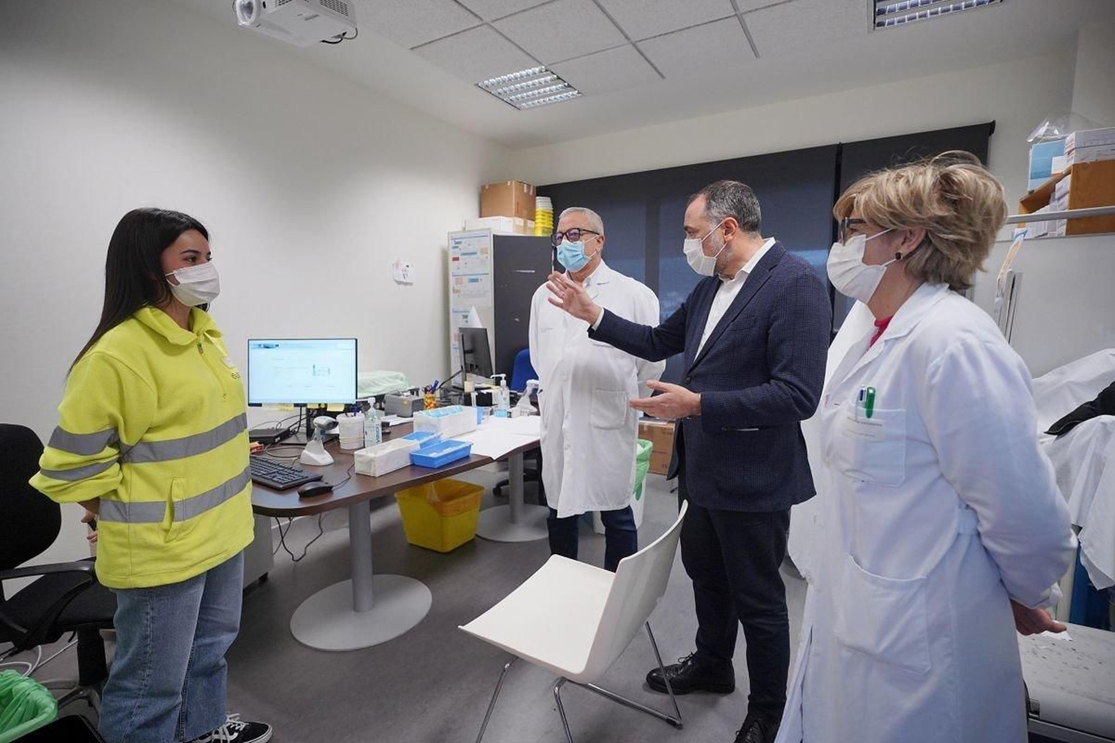 El conselleiro de Sanidade, en el centro, con Javier Puente y Pilar Reza, en el Cunqueiro.