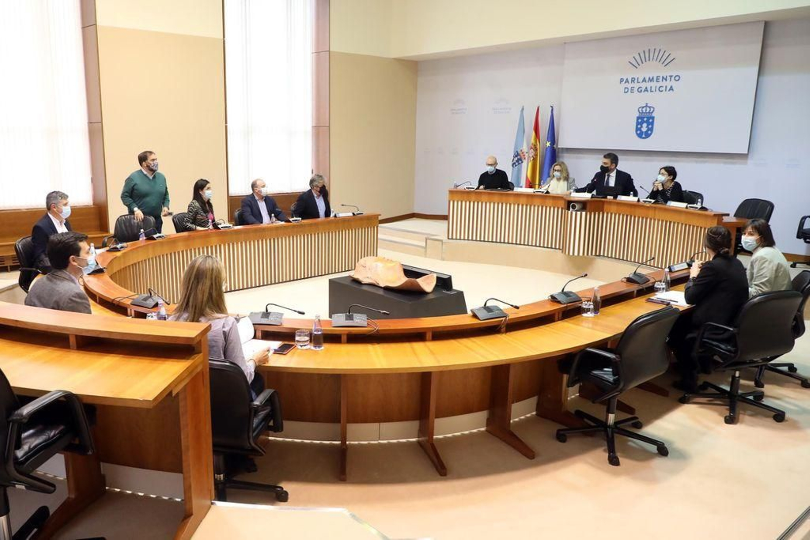 Los miembros de la comisión de reactivación durante el encuentro que mantuvieron en Santiago.